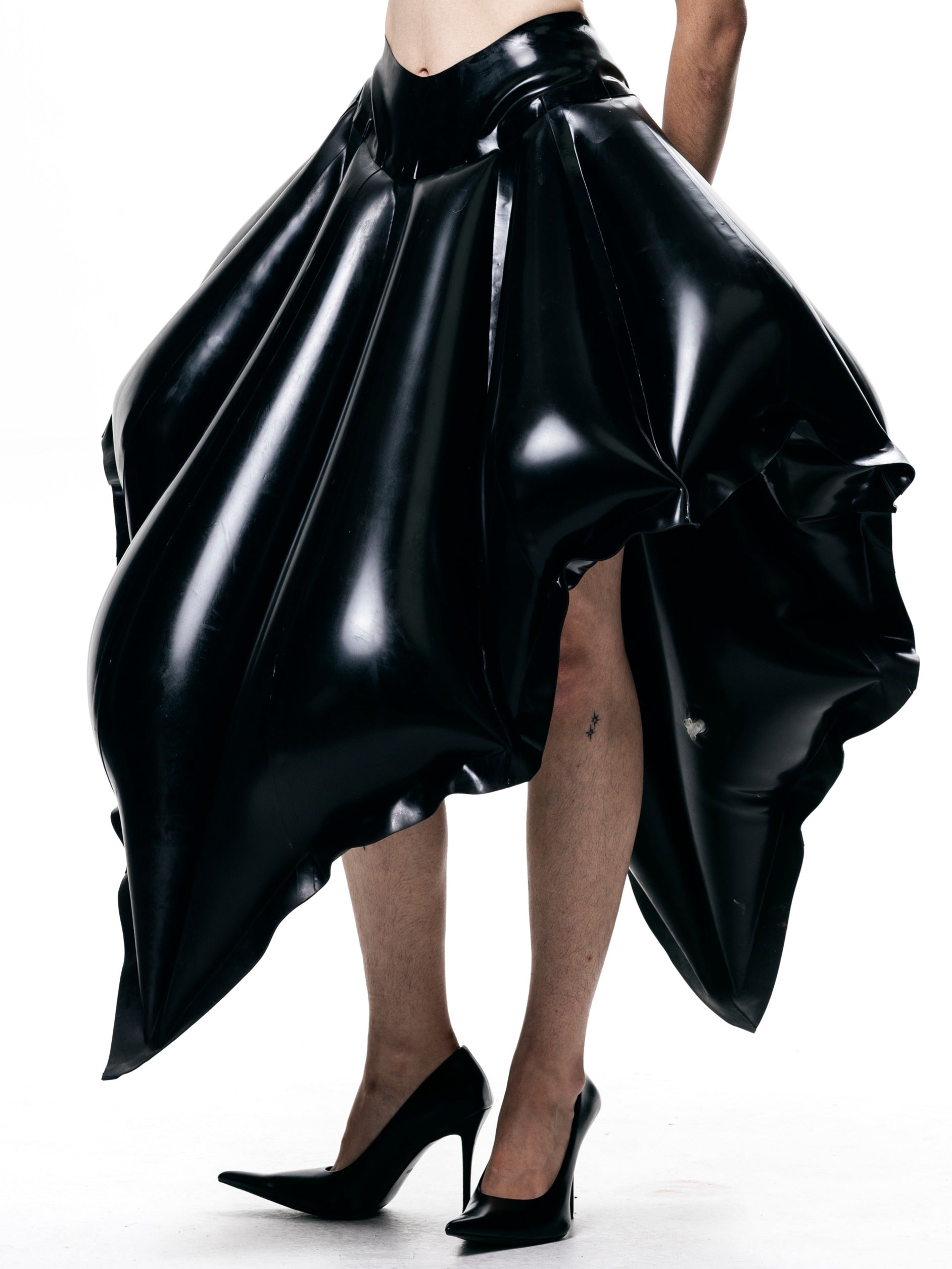 Black v-waisted inflatable midi skirt | shell skirt