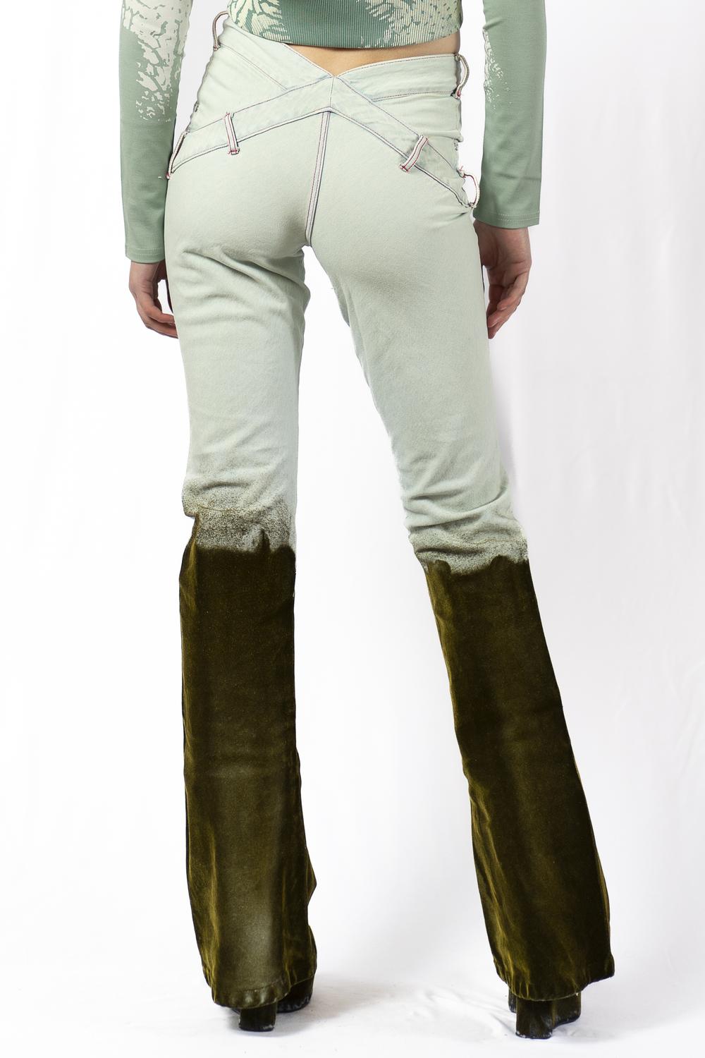 Golden Mud 
V-Shape Bias 
Cut Jeans