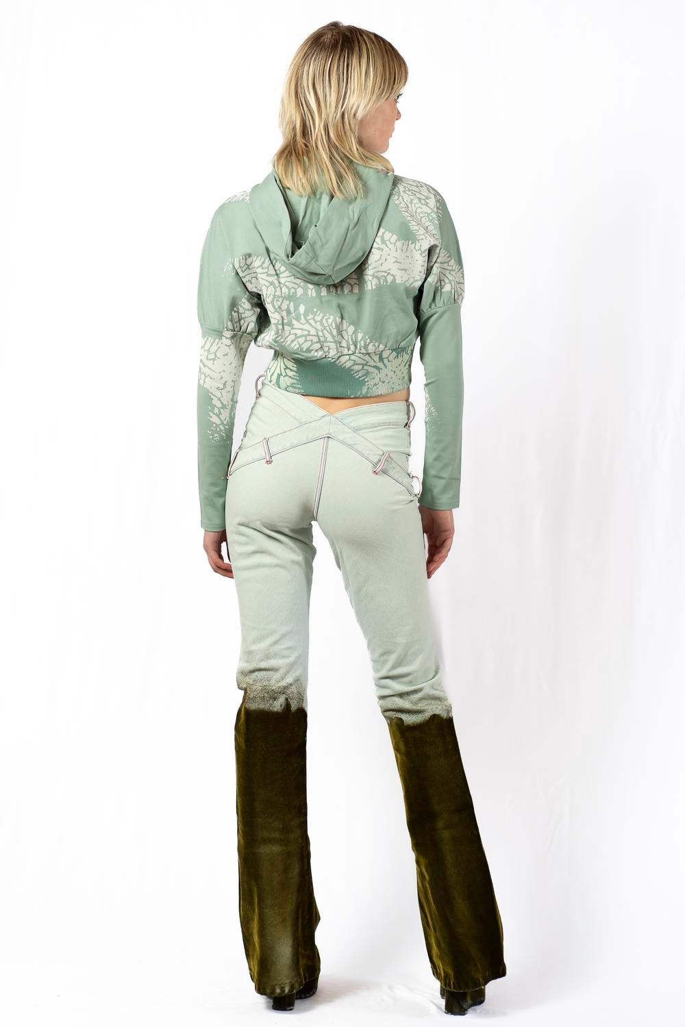 Golden Mud 
V-Shape Bias 
Cut Jeans