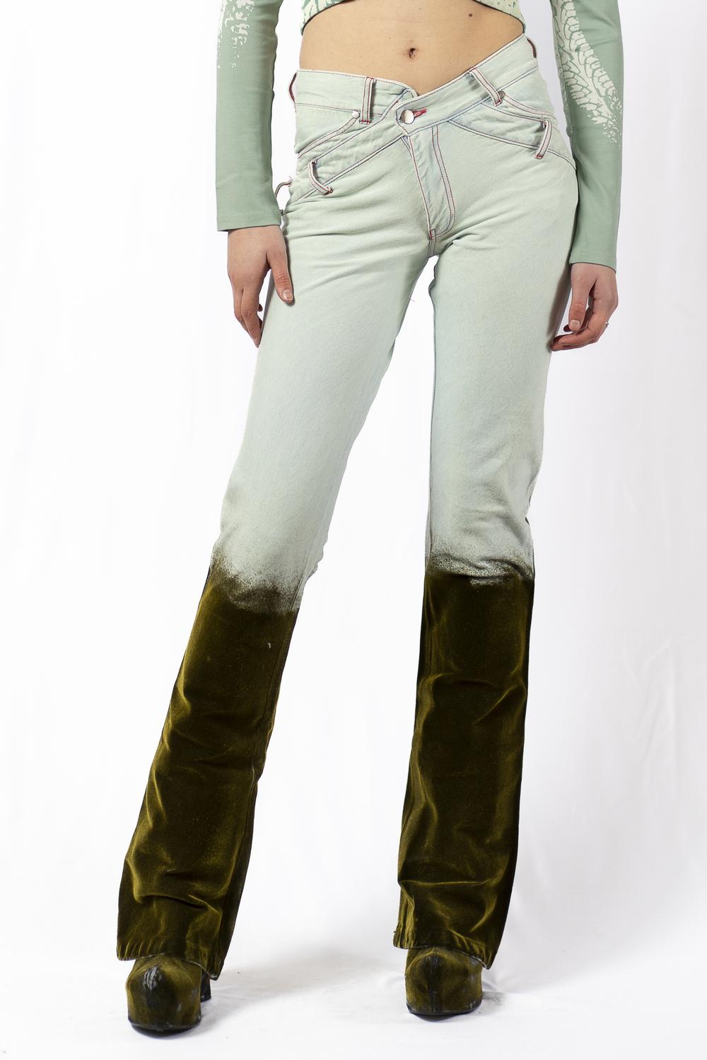 Golden Mud 
V-Shape Bias 
Cut Jeans