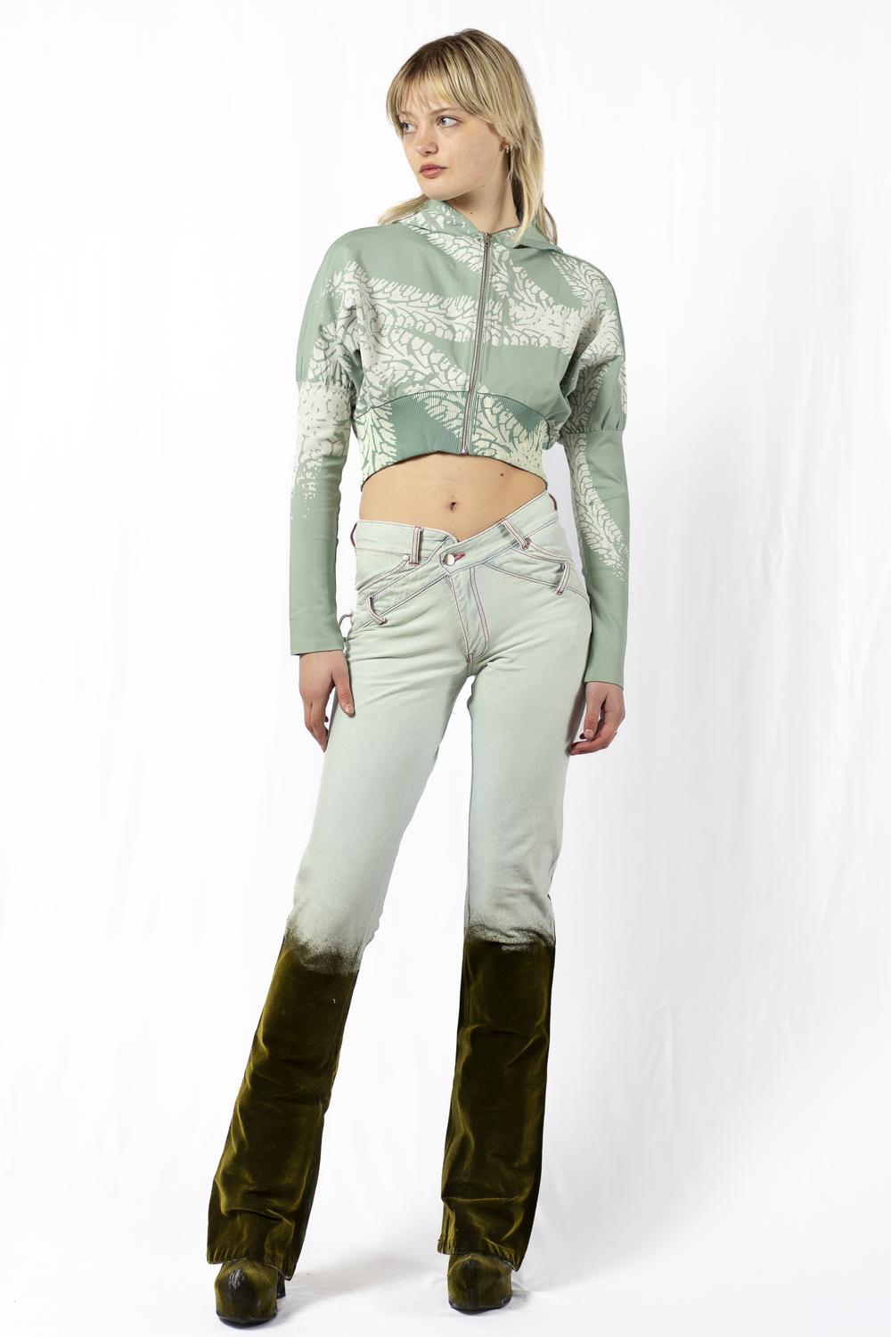 Golden Mud 
V-Shape Bias 
Cut Jeans