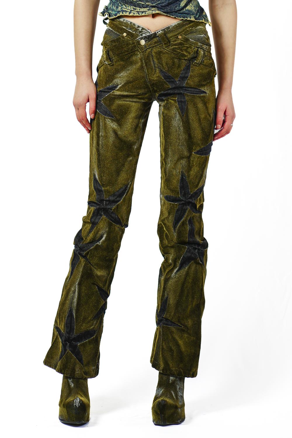 Gold Flower 
V-Shape Bias 
Cut Jeans