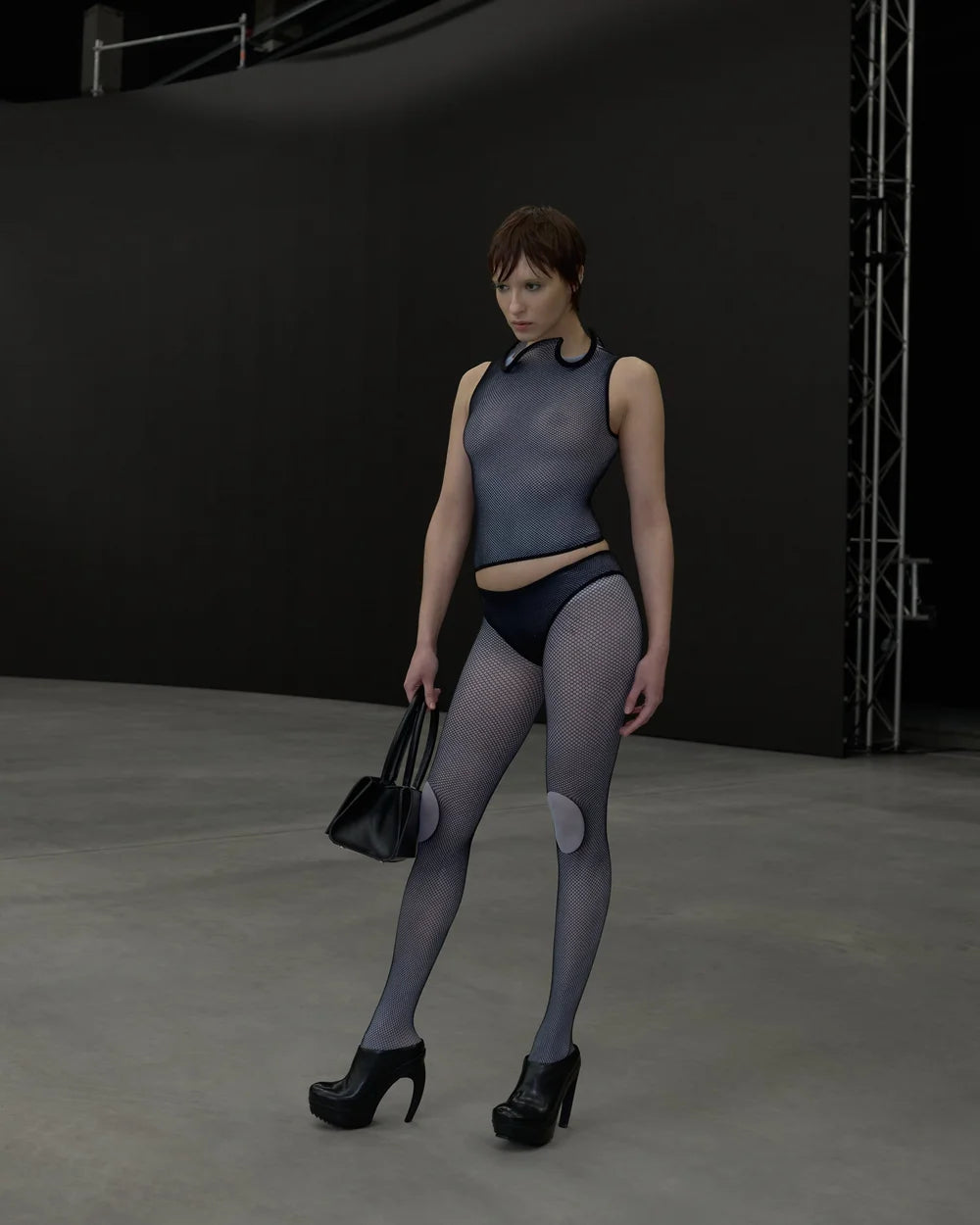 Dual-tone fishnet panite