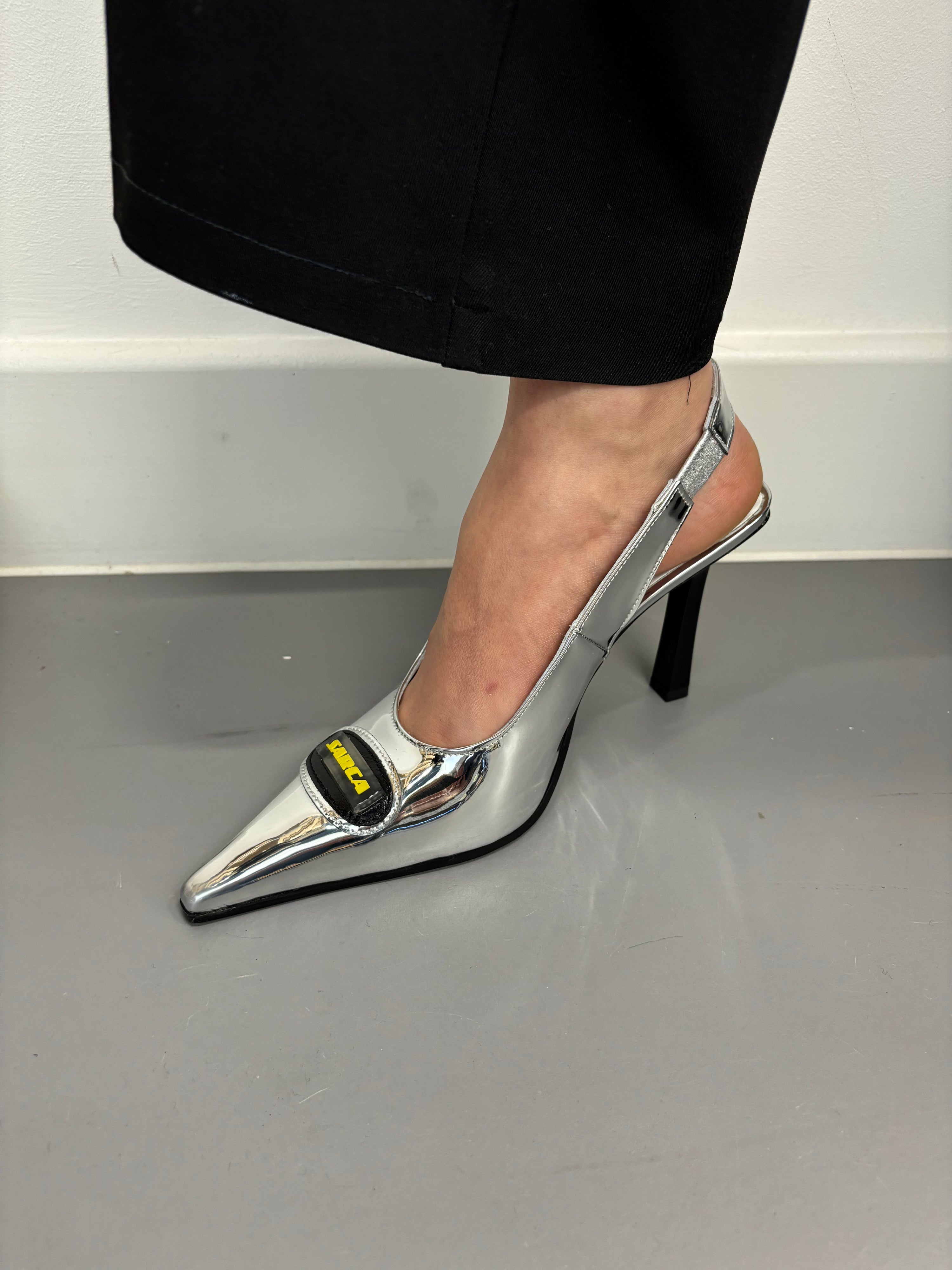 Collar high heels with logo
