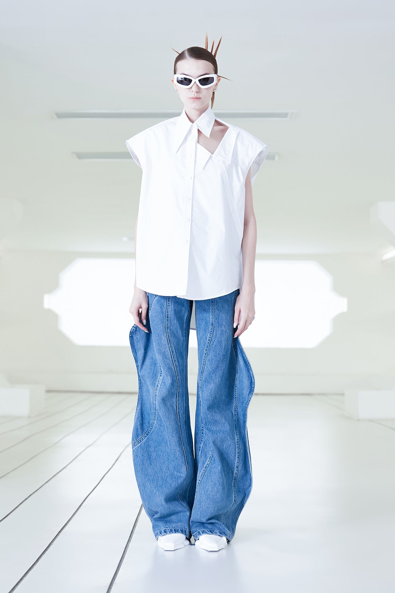 Shoulder-padded asymmetric double-neck wide-shoulder top