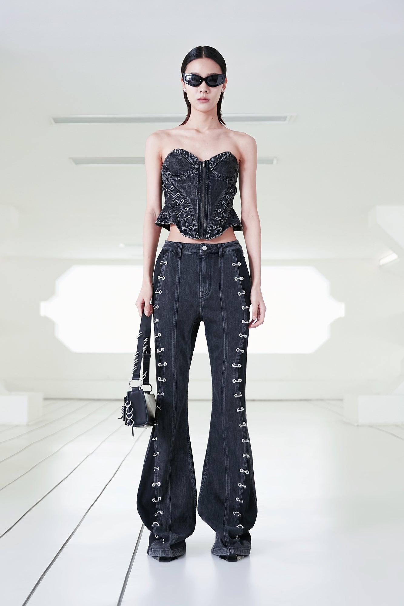 Metal ring decorative jeans