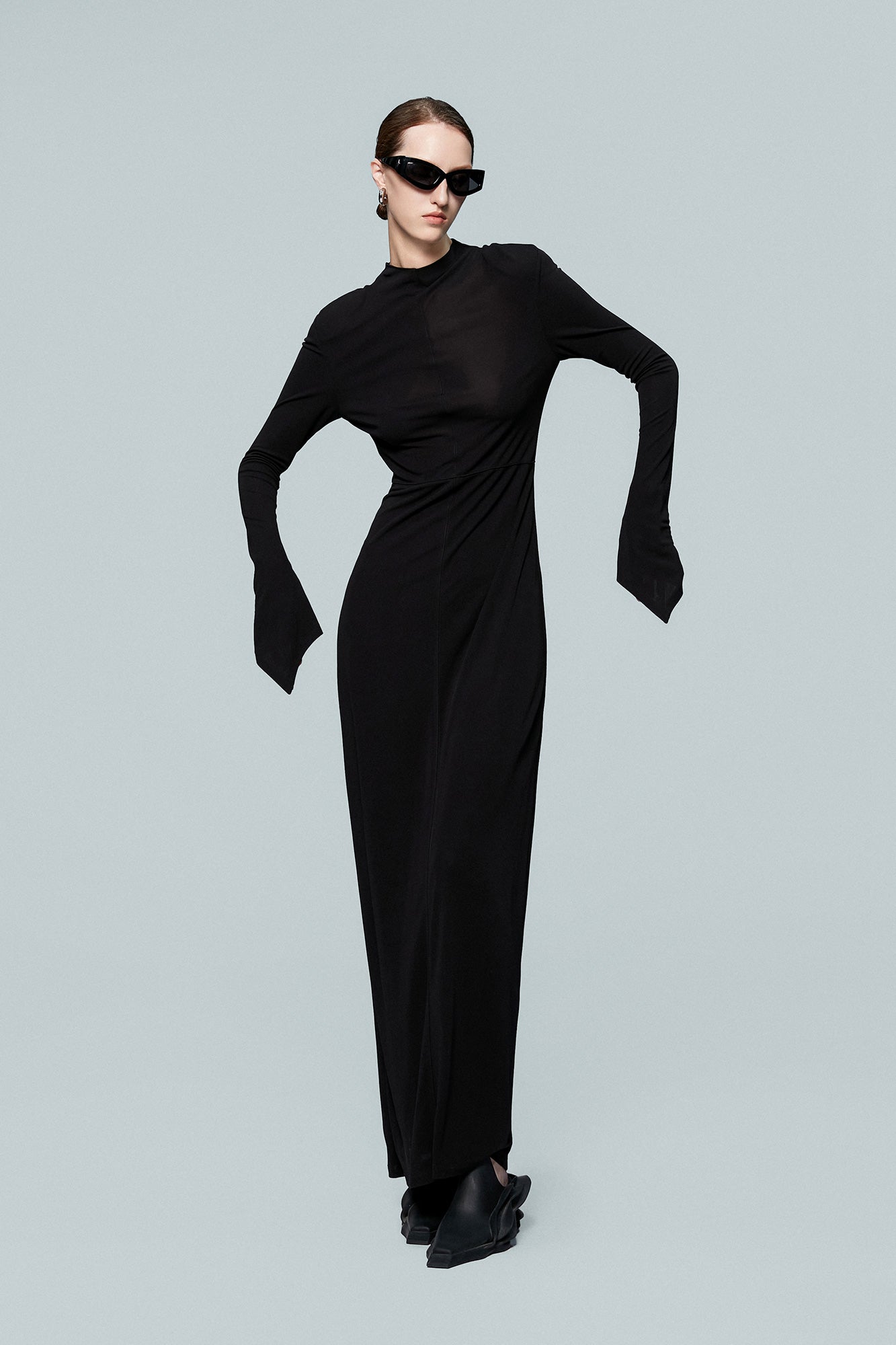 Shoulder lifting slim fitting dress