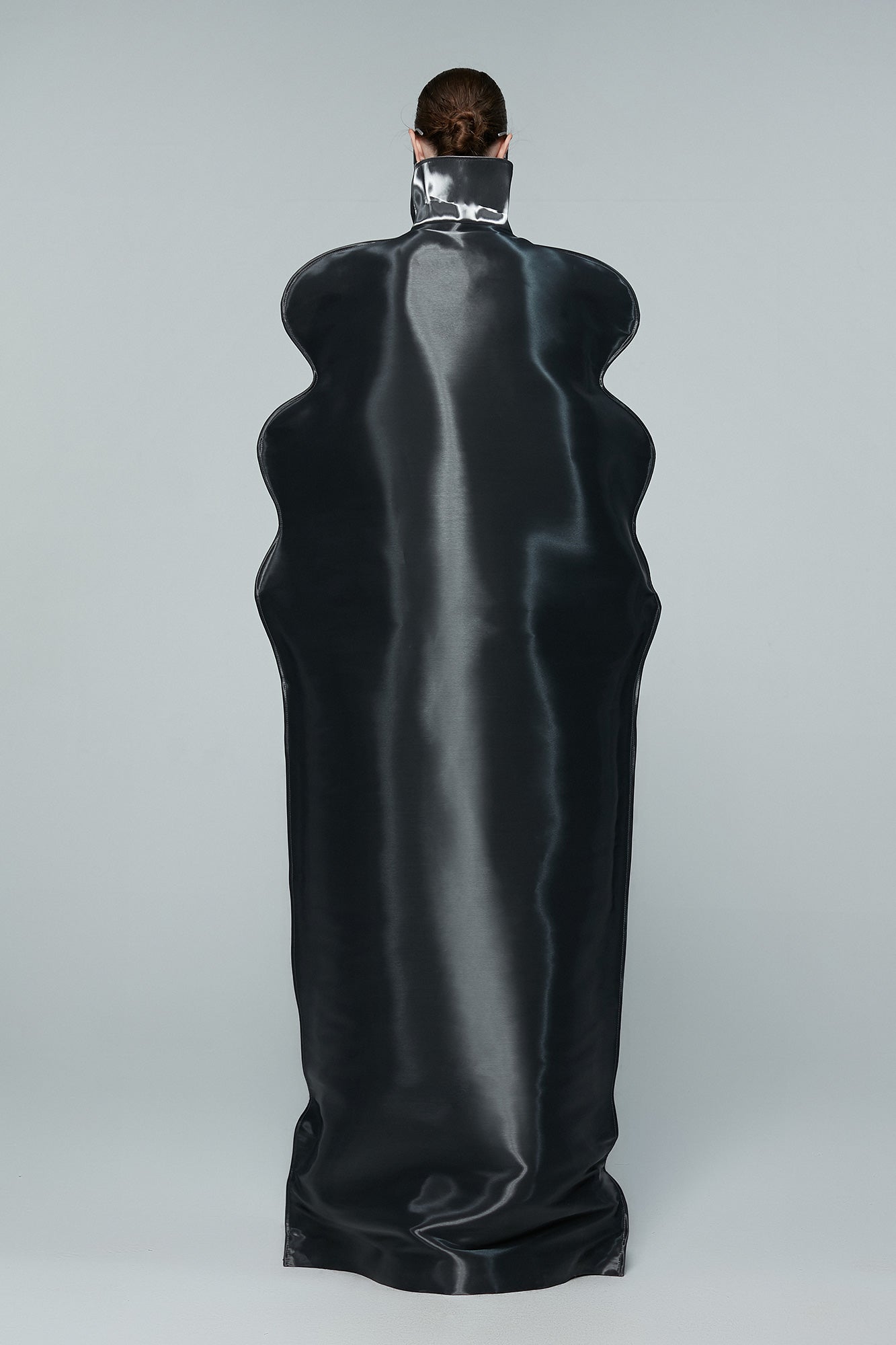 Long cape with wavy profile