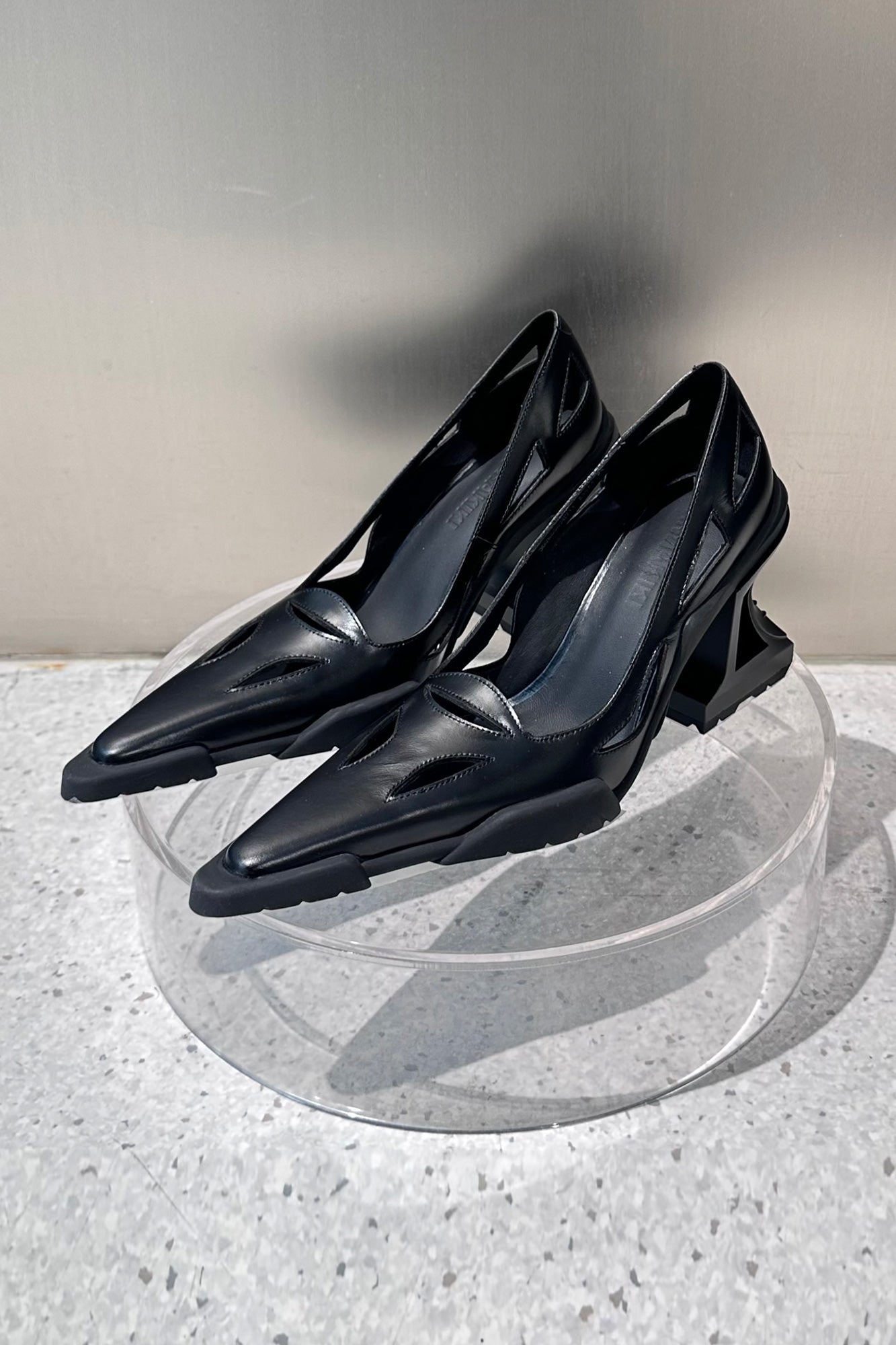 Deconstructive hollow out single shoe