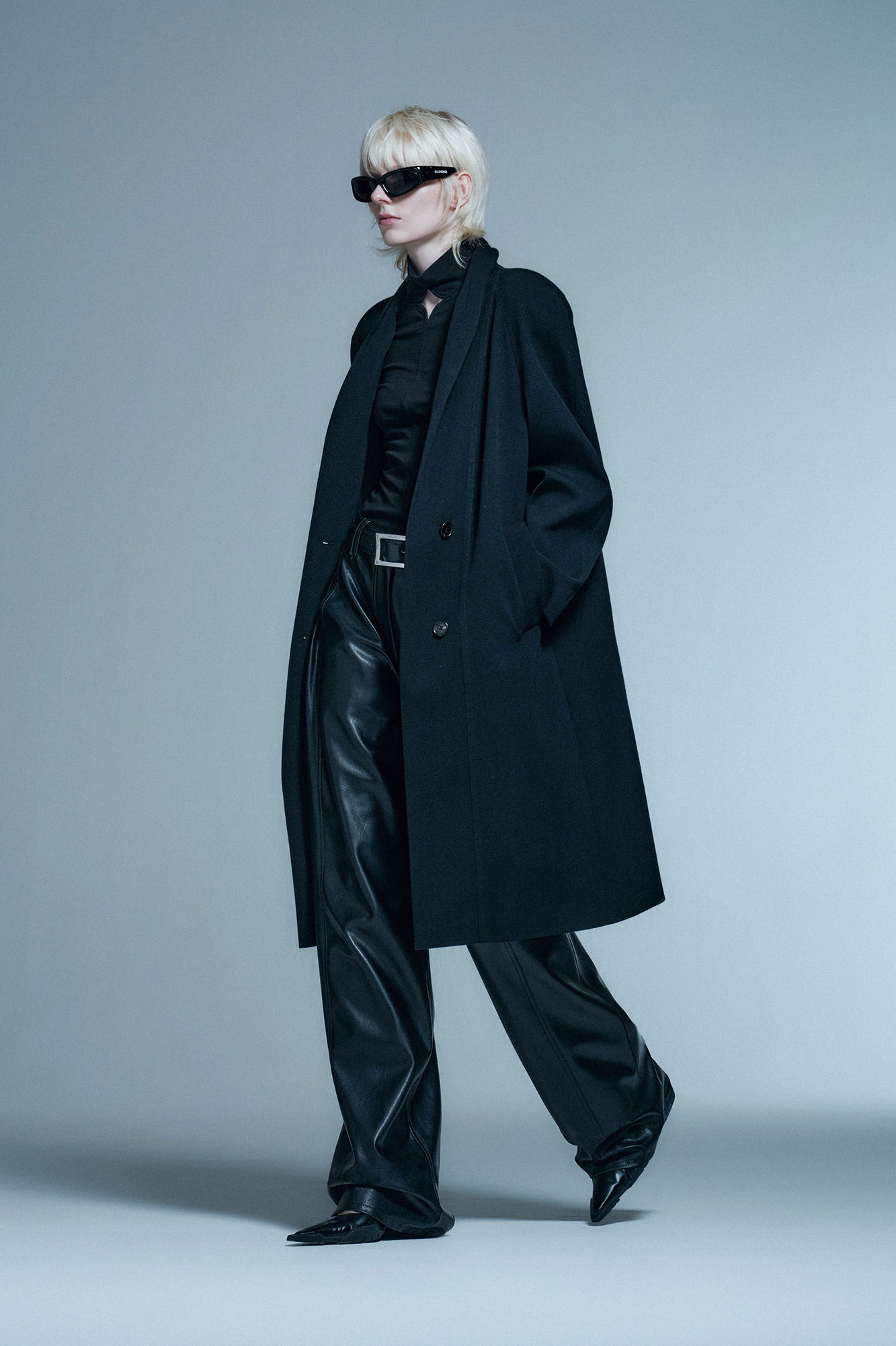 Half-waist skirt with split raw edge
