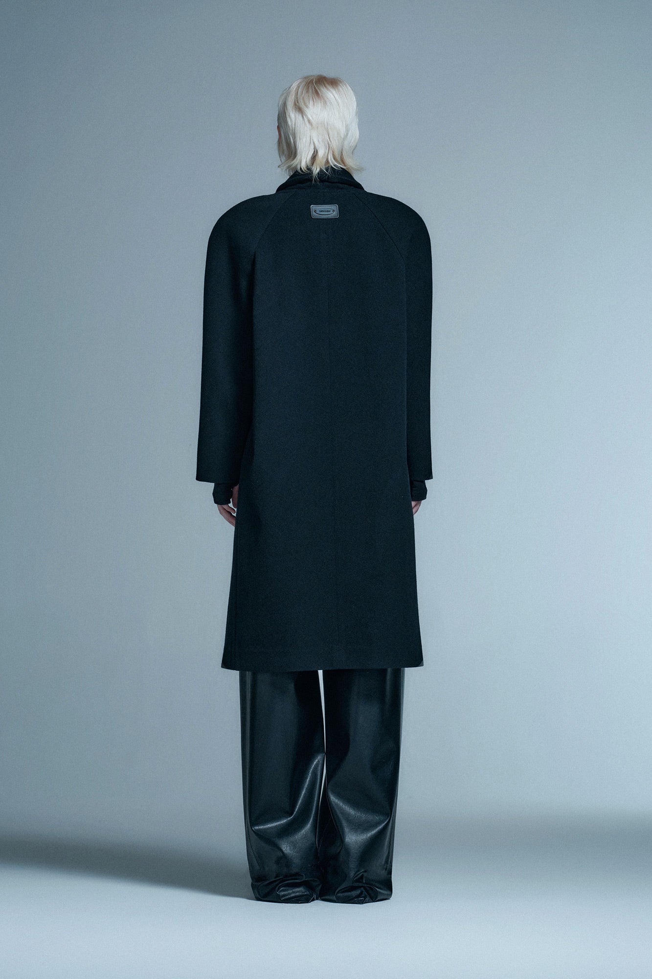 Half-waist skirt with split raw edge