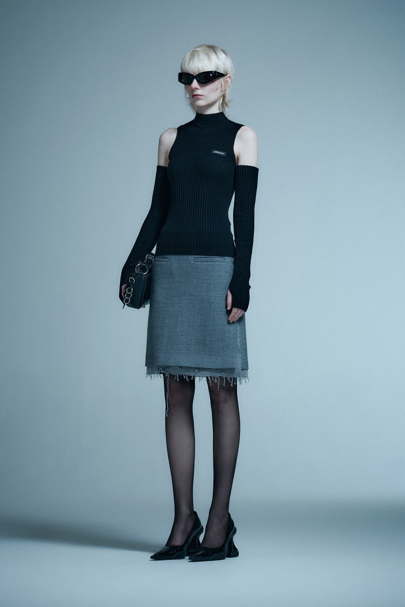 Half-waist skirt with split raw edge