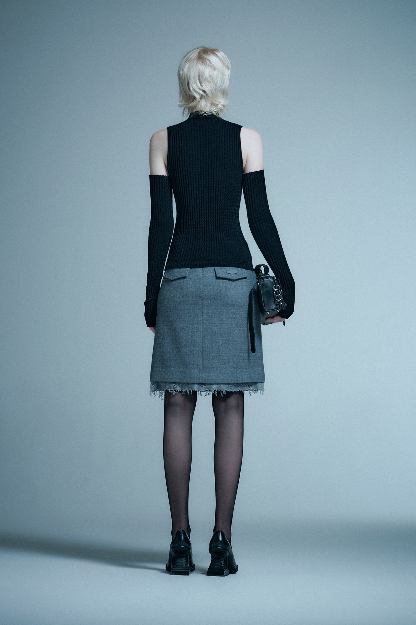 Half-waist skirt with split raw edge