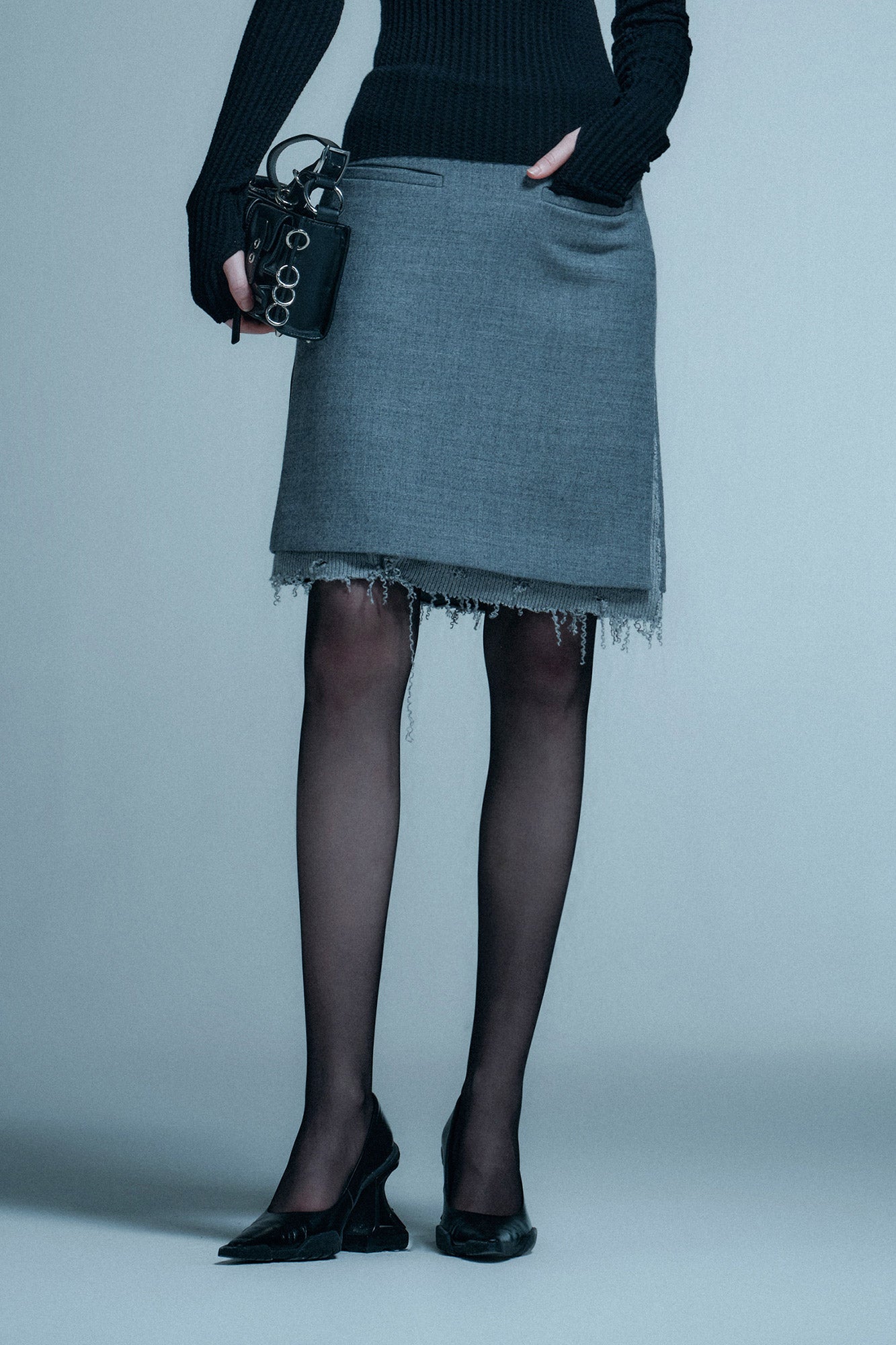 Half-waist skirt with split raw edge