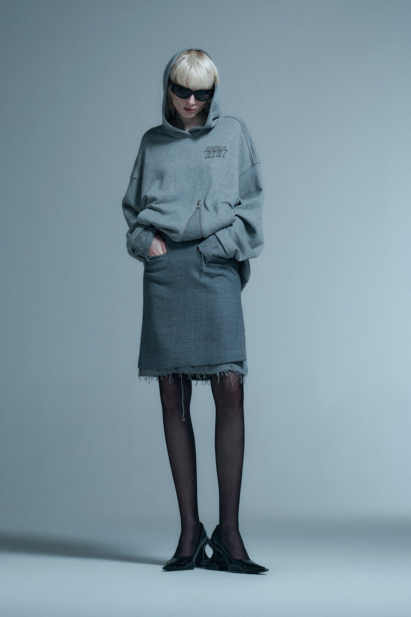 Half-waist skirt with split raw edge