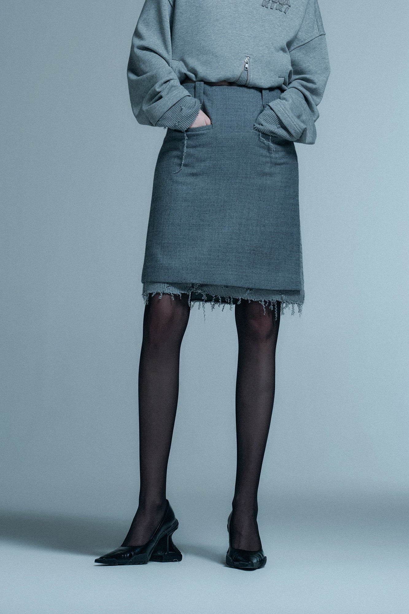 Half-waist skirt with split raw edge