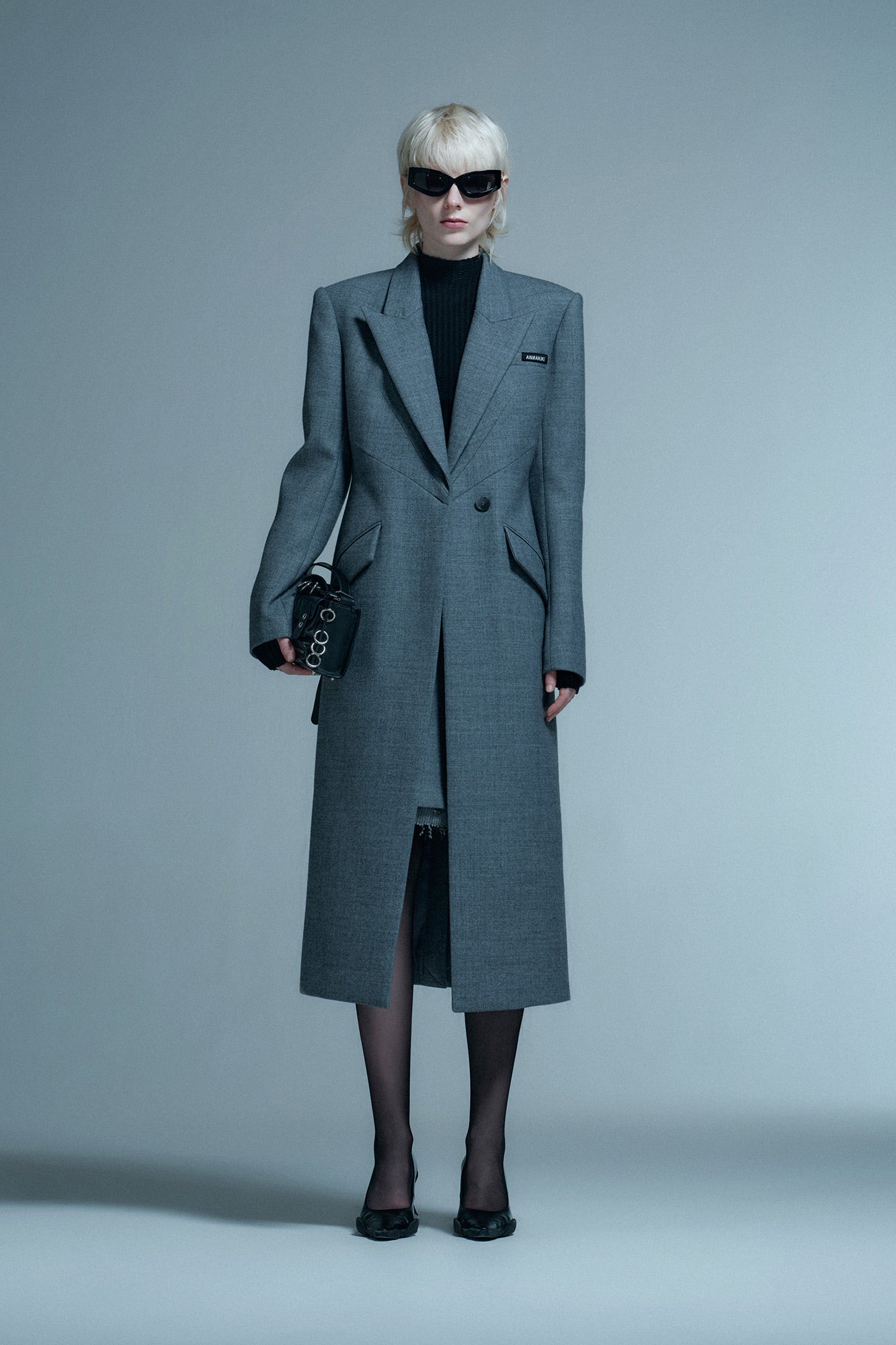 Three-dimensional waisted coat