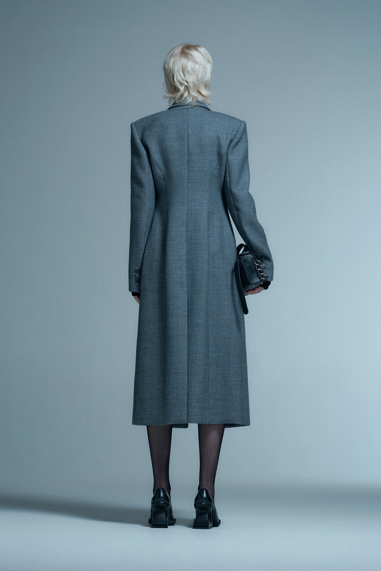 Three-dimensional waisted coat
