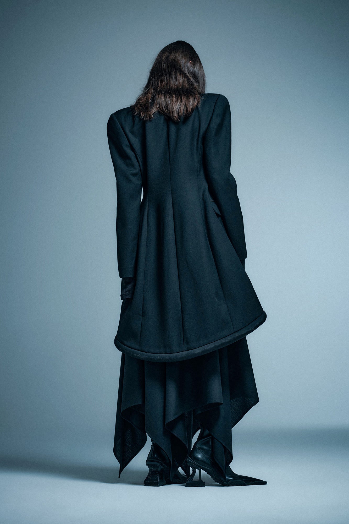 Round shoulder tailcoat hem jacket