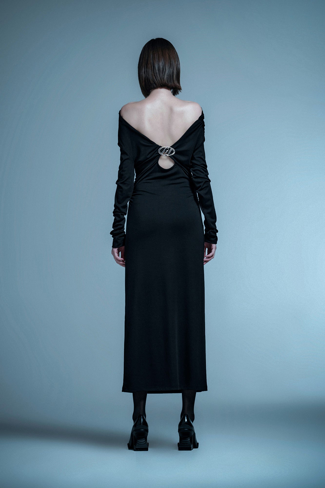Stand-up pleated long skirt with hollow back