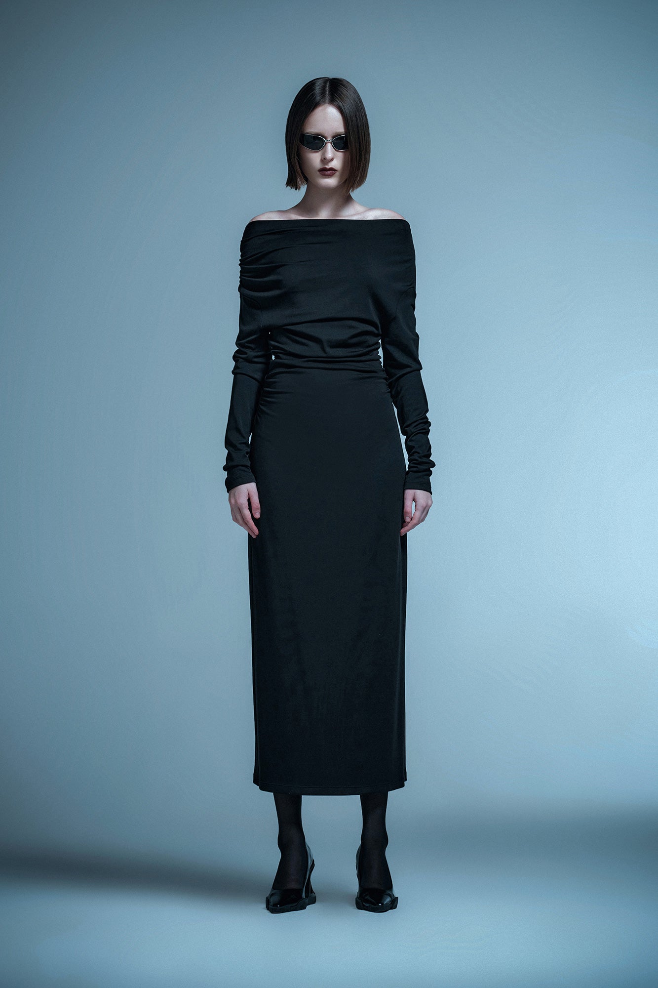 Stand-up pleated long skirt with hollow back