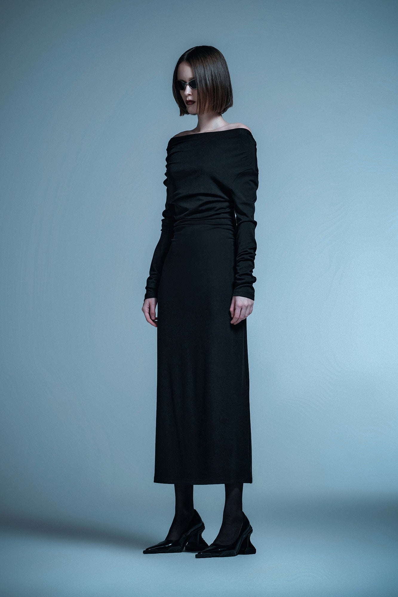 Stand-up pleated long skirt with hollow back