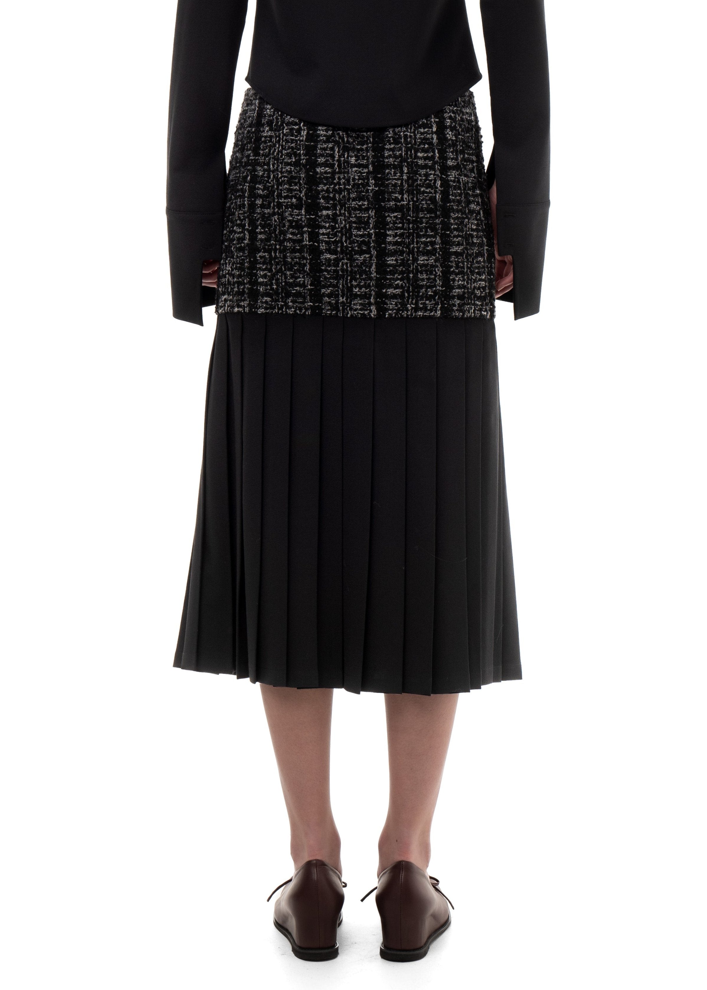 Pleated long skirt