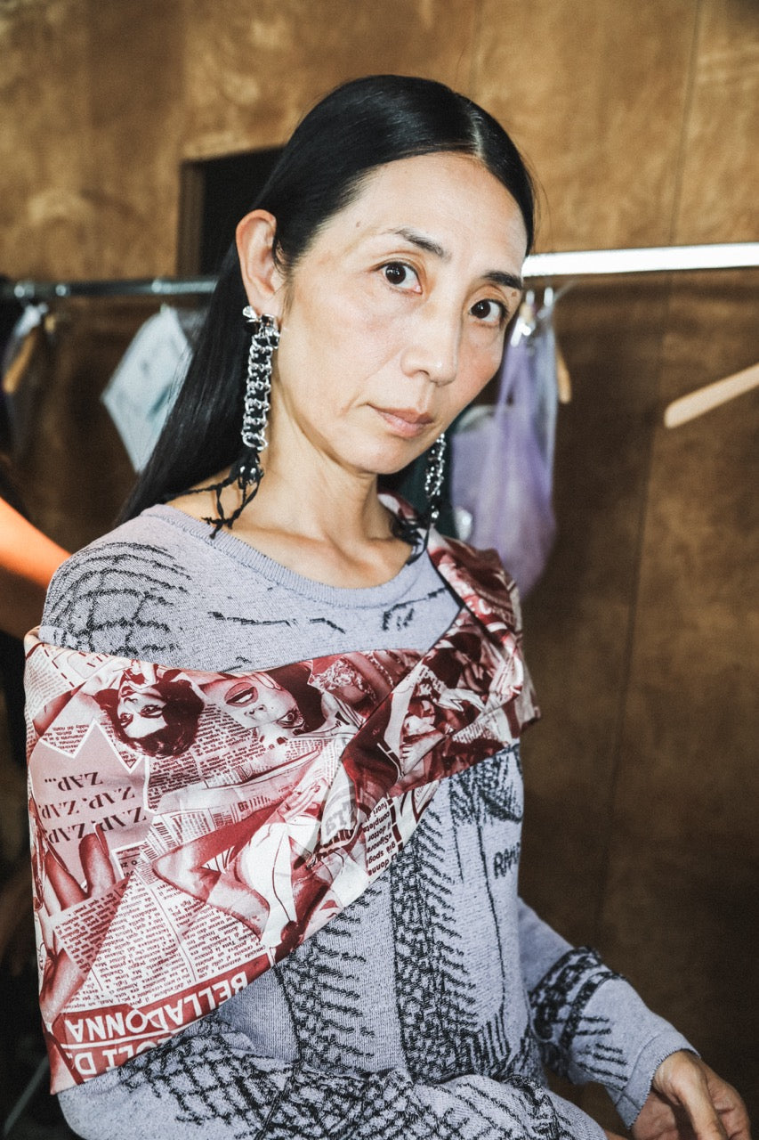 Orecchini pendenti con fiocco metallico, maglie e cuori