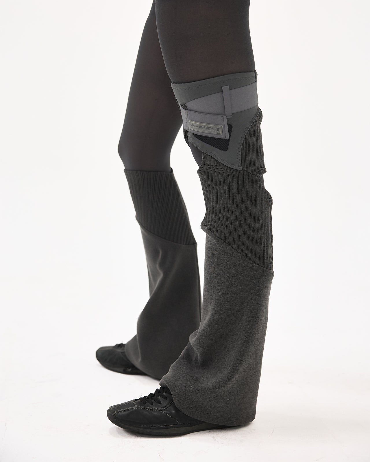 Asymmetric leg warmer