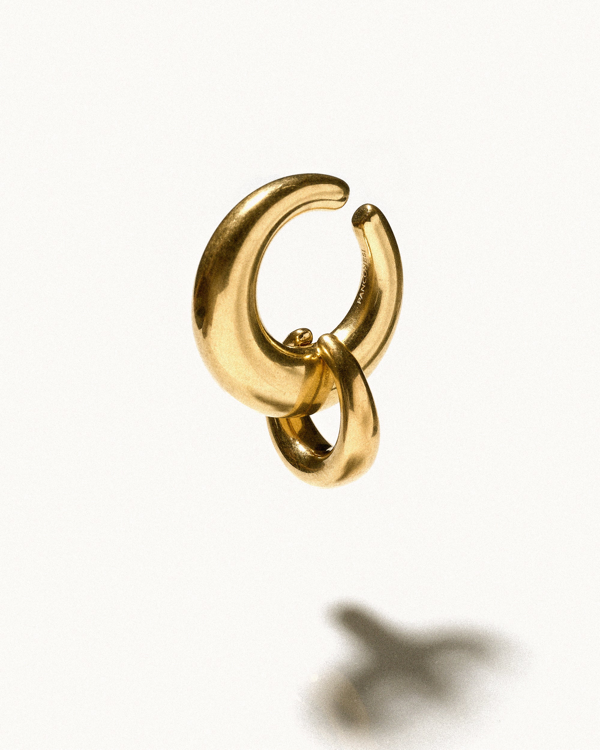 Circle cuffs gold