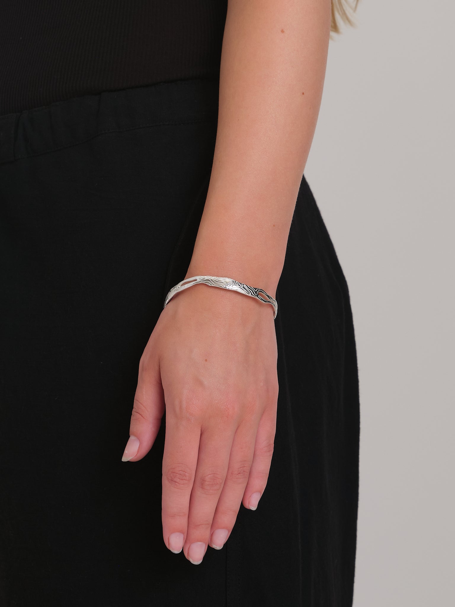 Thin globe bangle