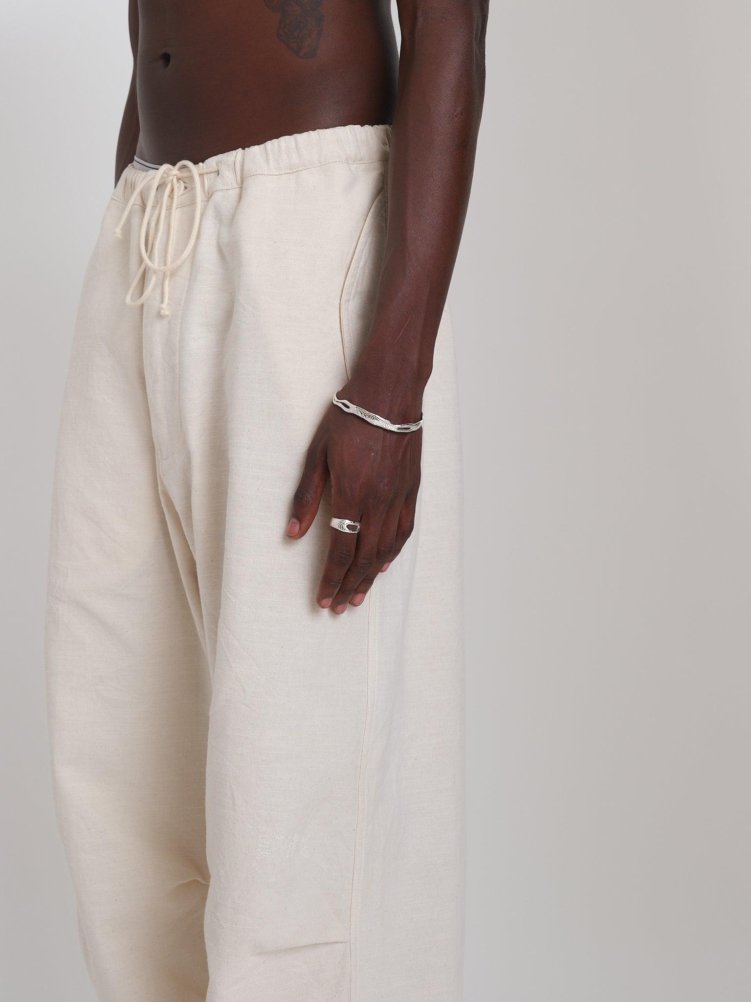 Thin globe bangle