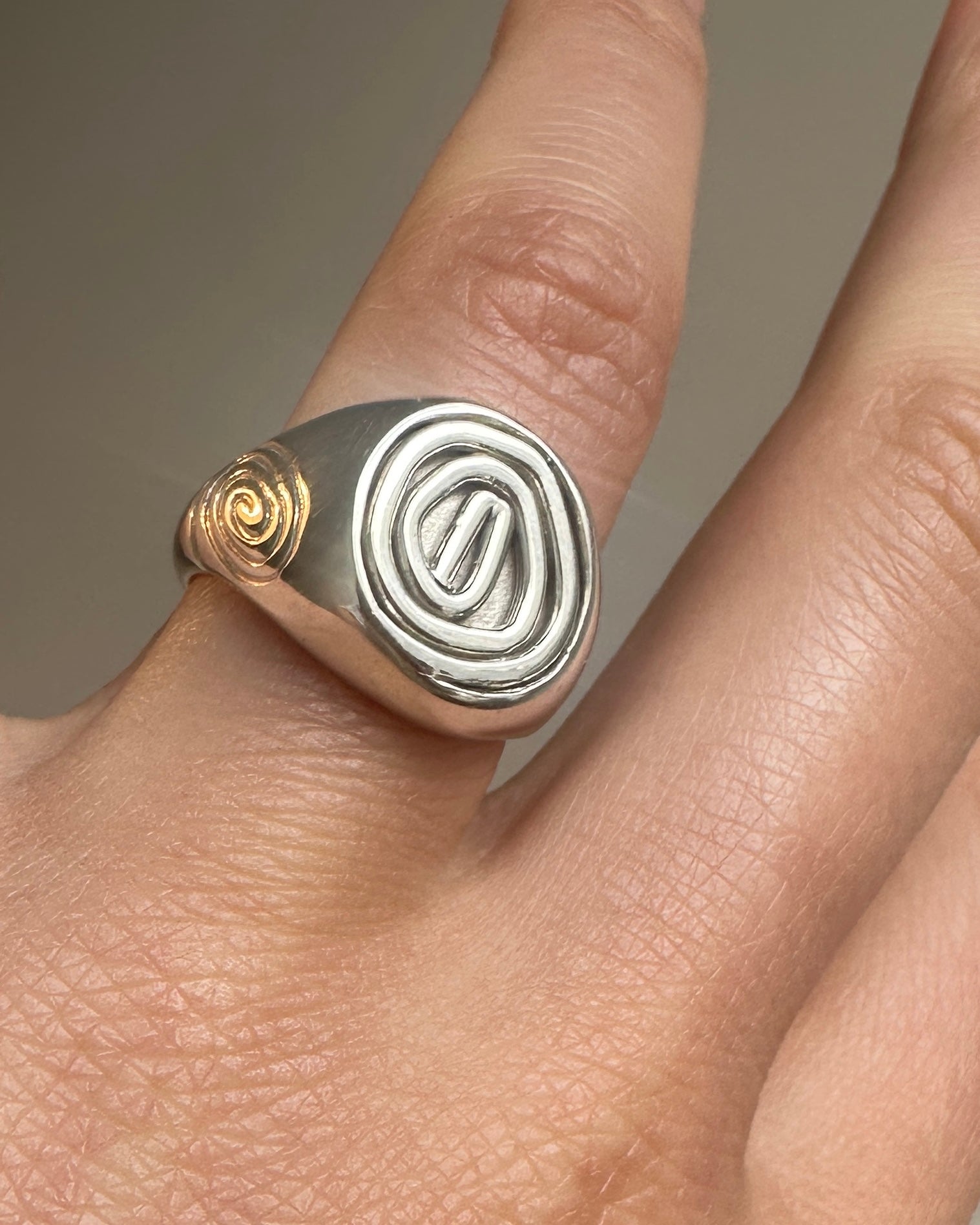 Spiral signet