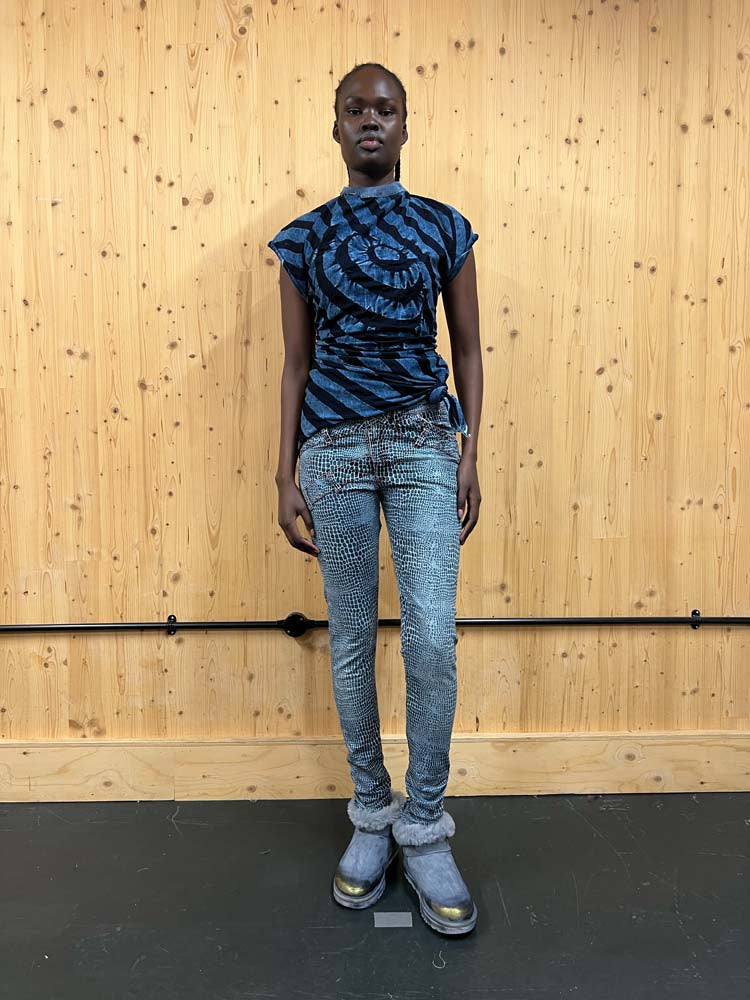 Blackless Side 
Knot T-Shirt