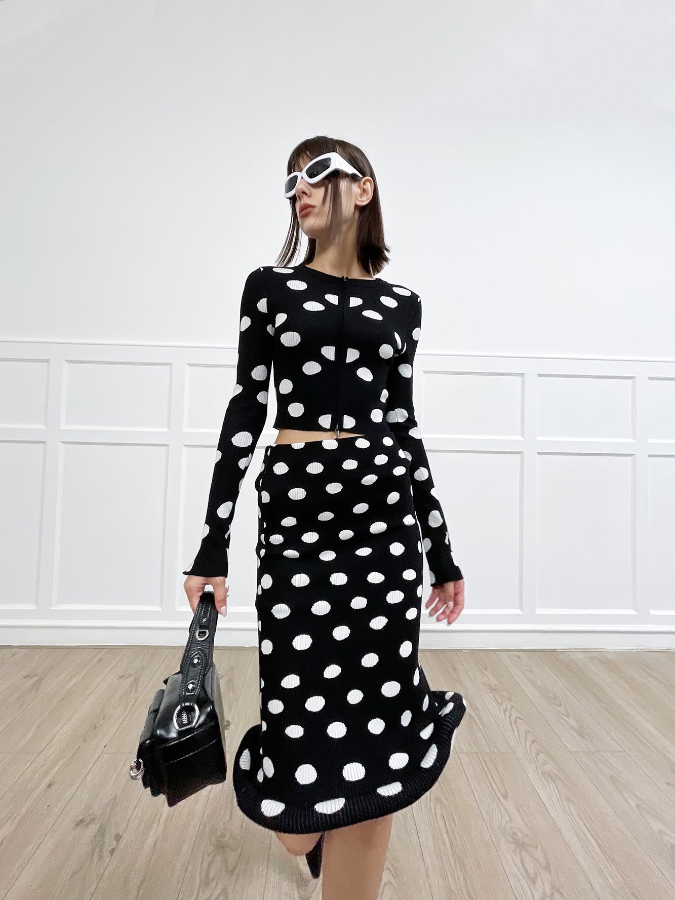 Twisted polka dot knitted half skirt