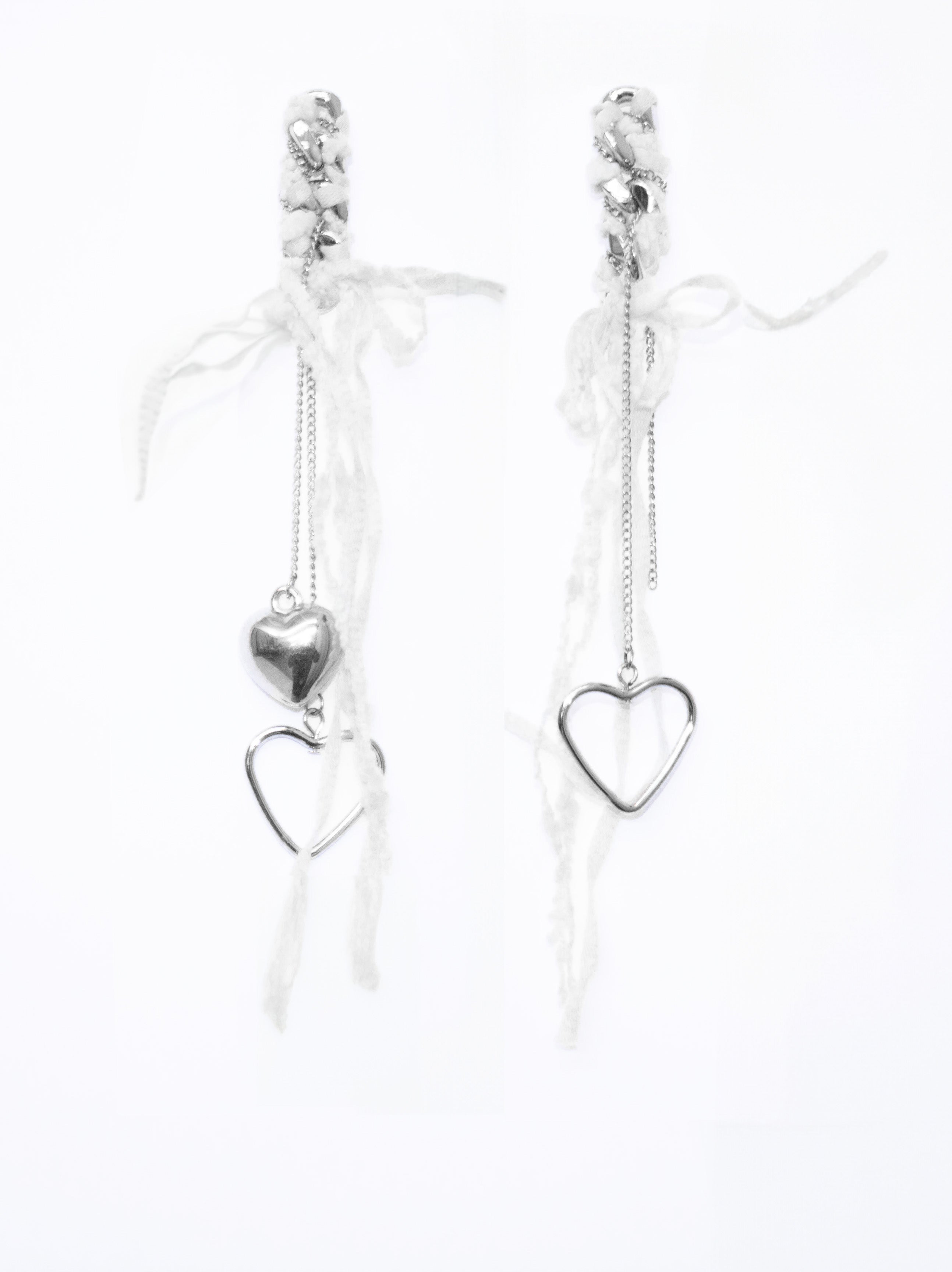 Orecchini pendenti con lacci e charms cuore