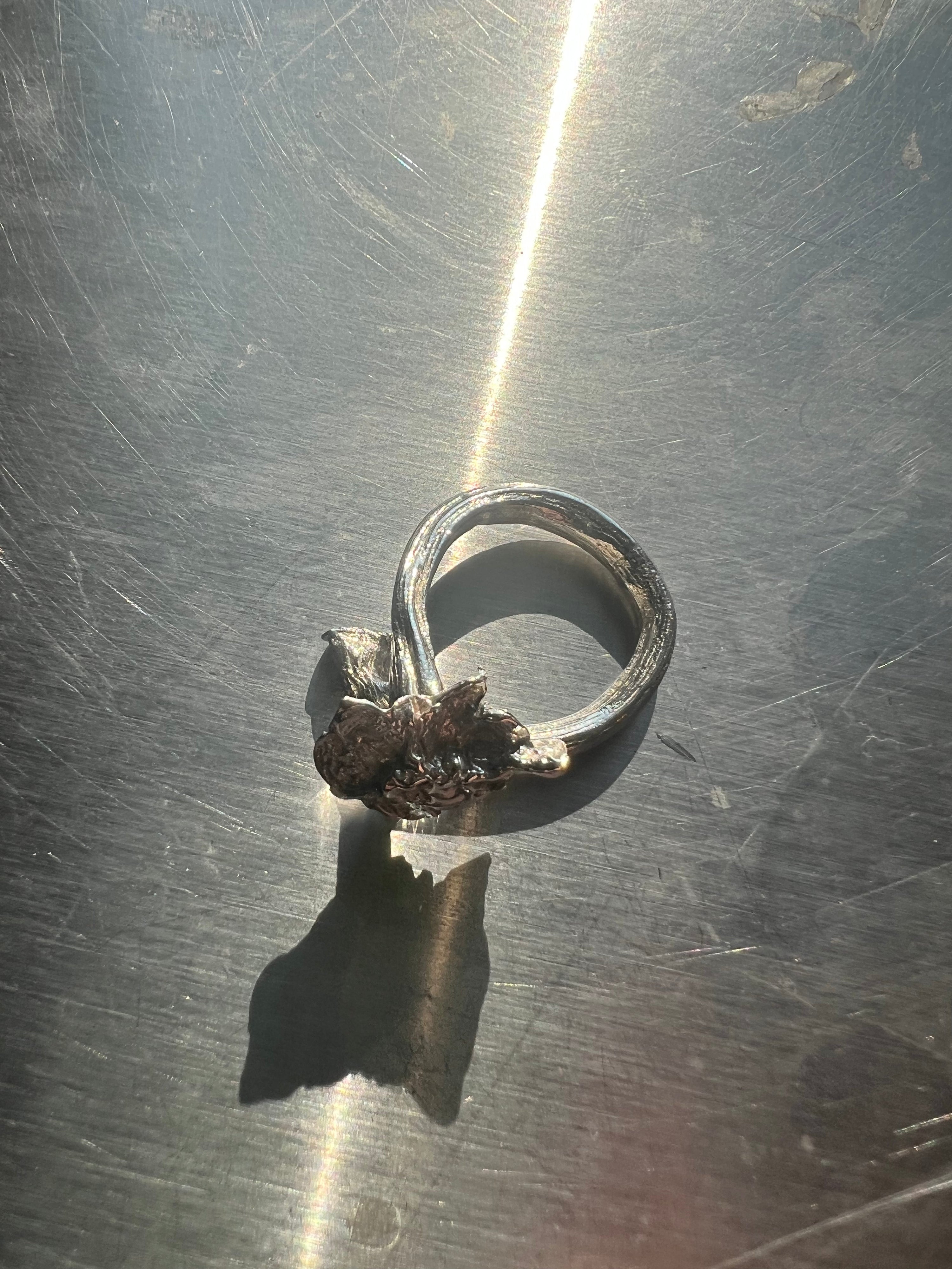 Pepper stalk ring green sapphires (o/s)