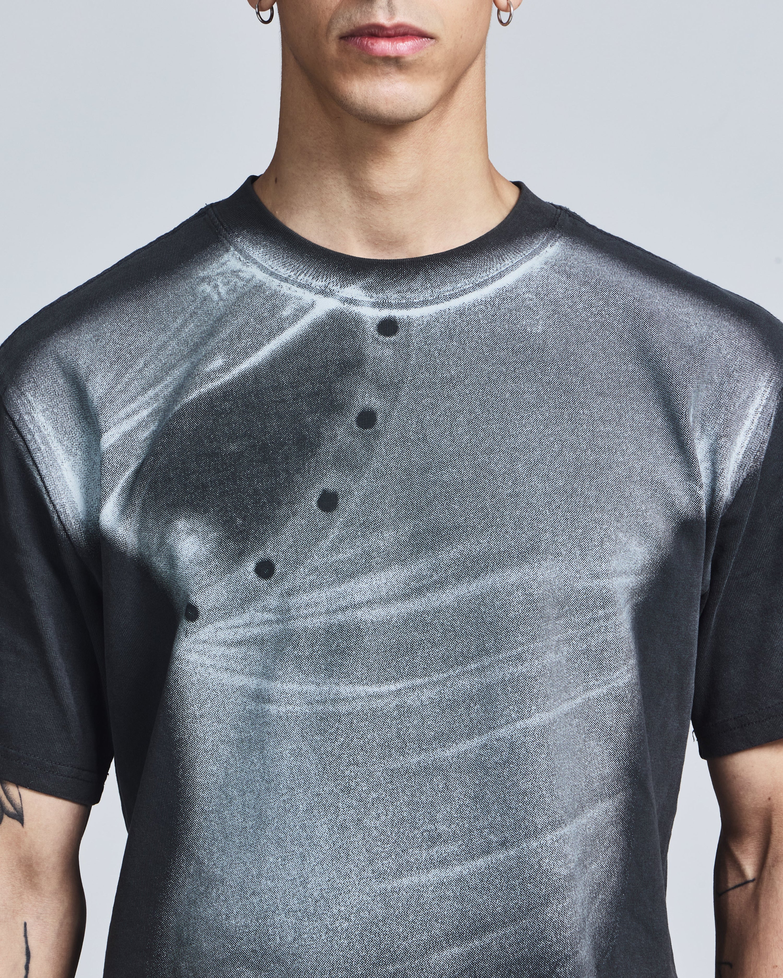 "asymmetric henley" print t-shirt