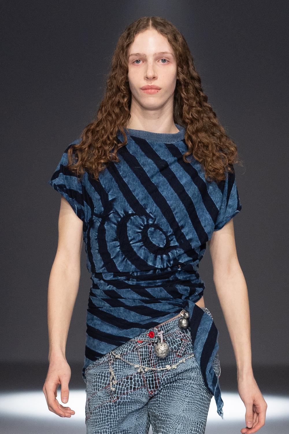 Blackless Side 
Knot T-Shirt