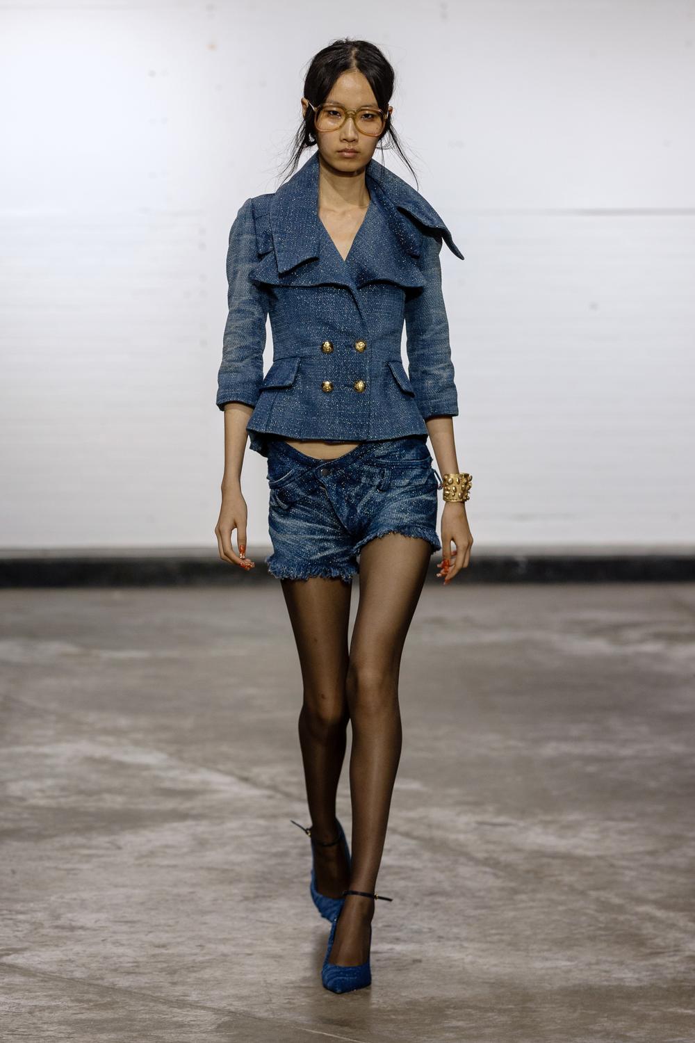 Oversized Collar 
Blazer