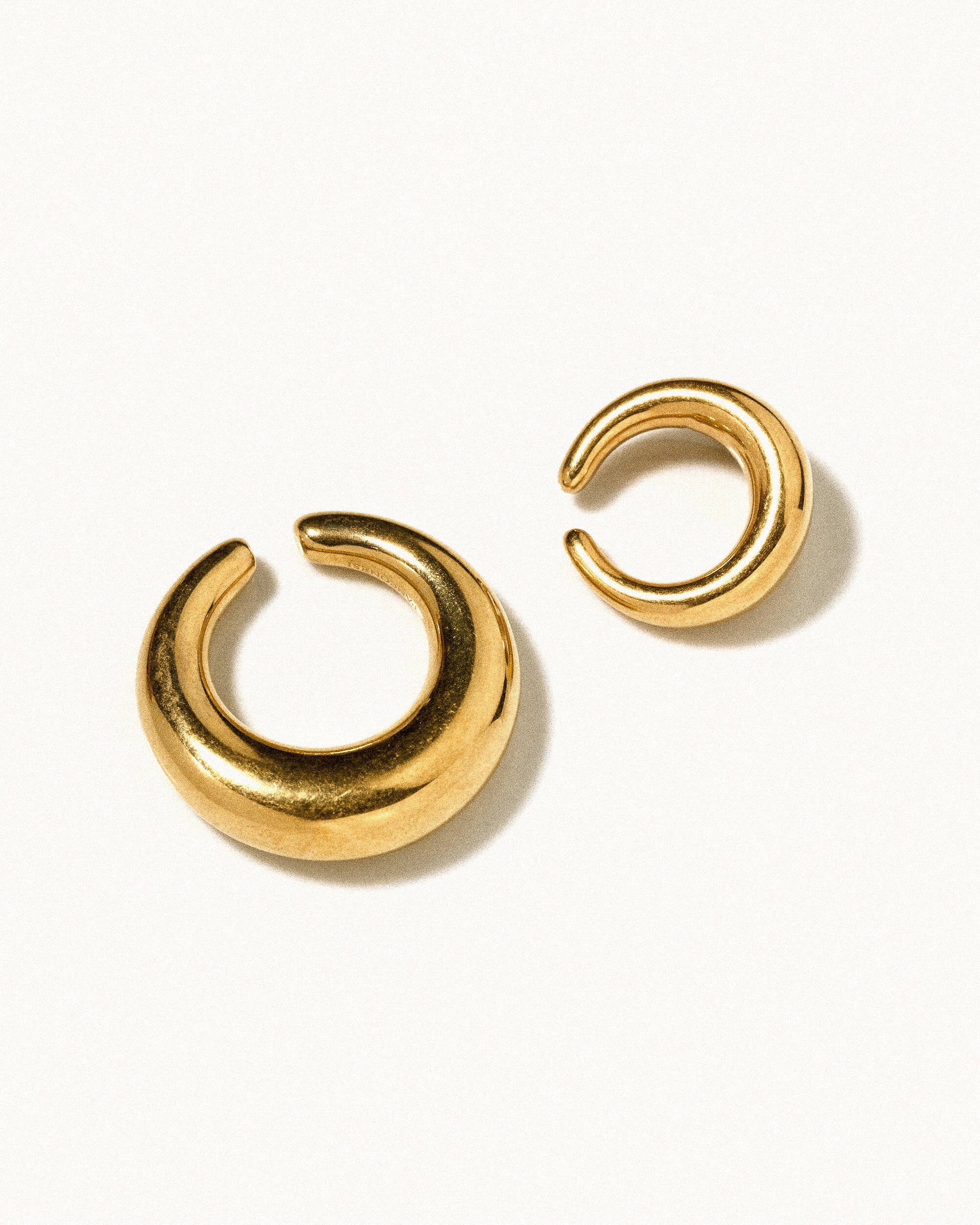 Circle cuffs gold