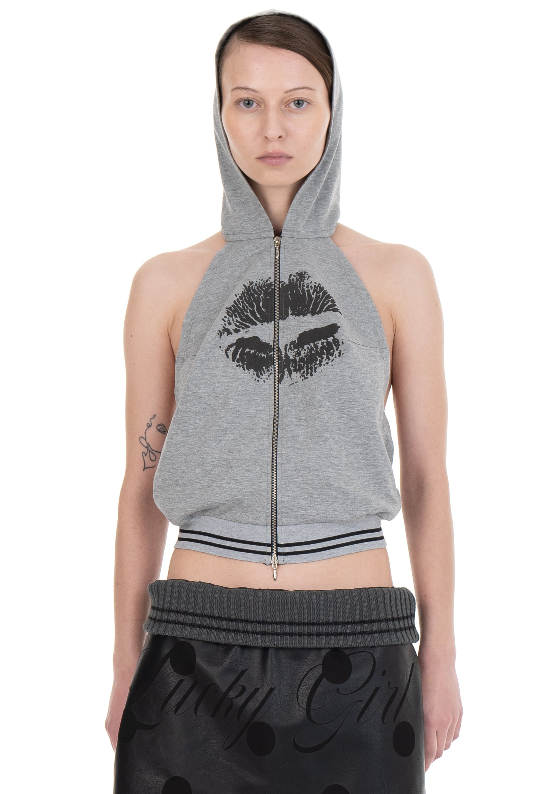 Backless hood top kiss