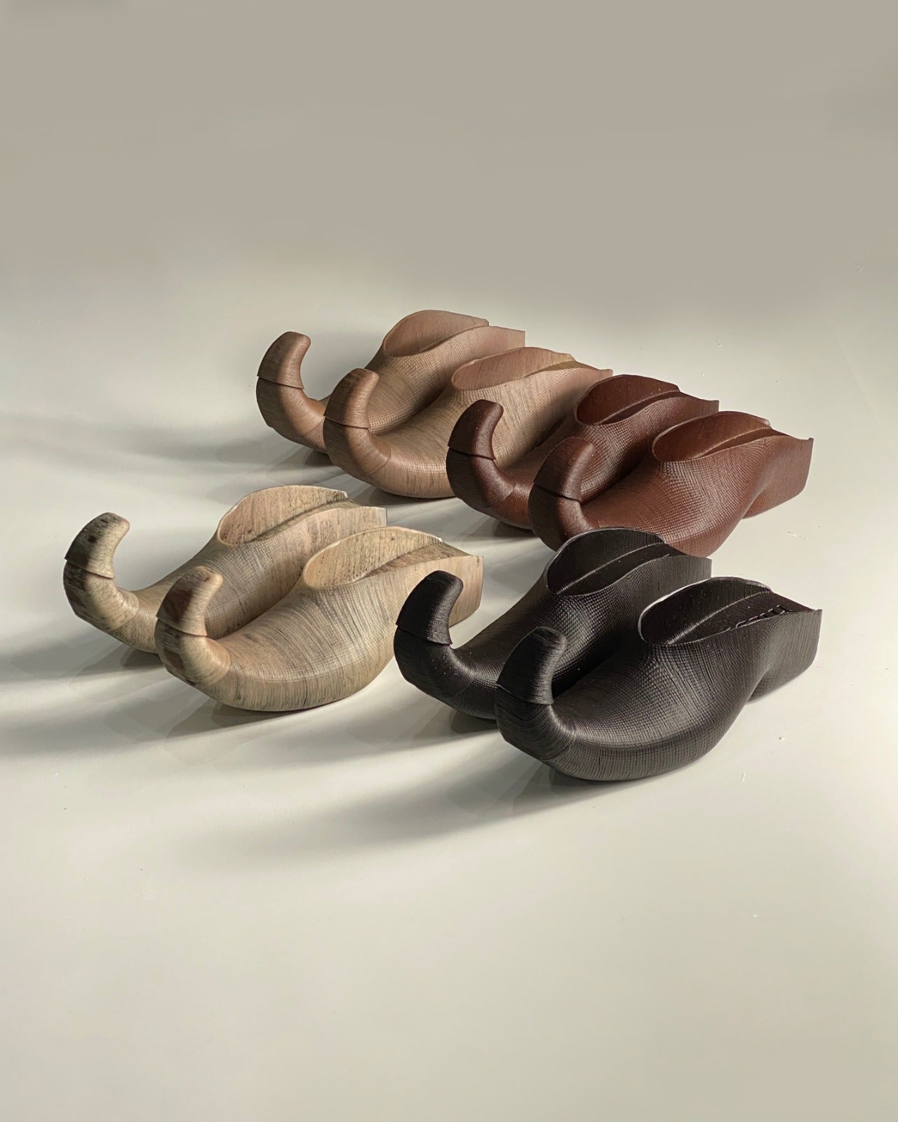 Curled toe mules in bone
