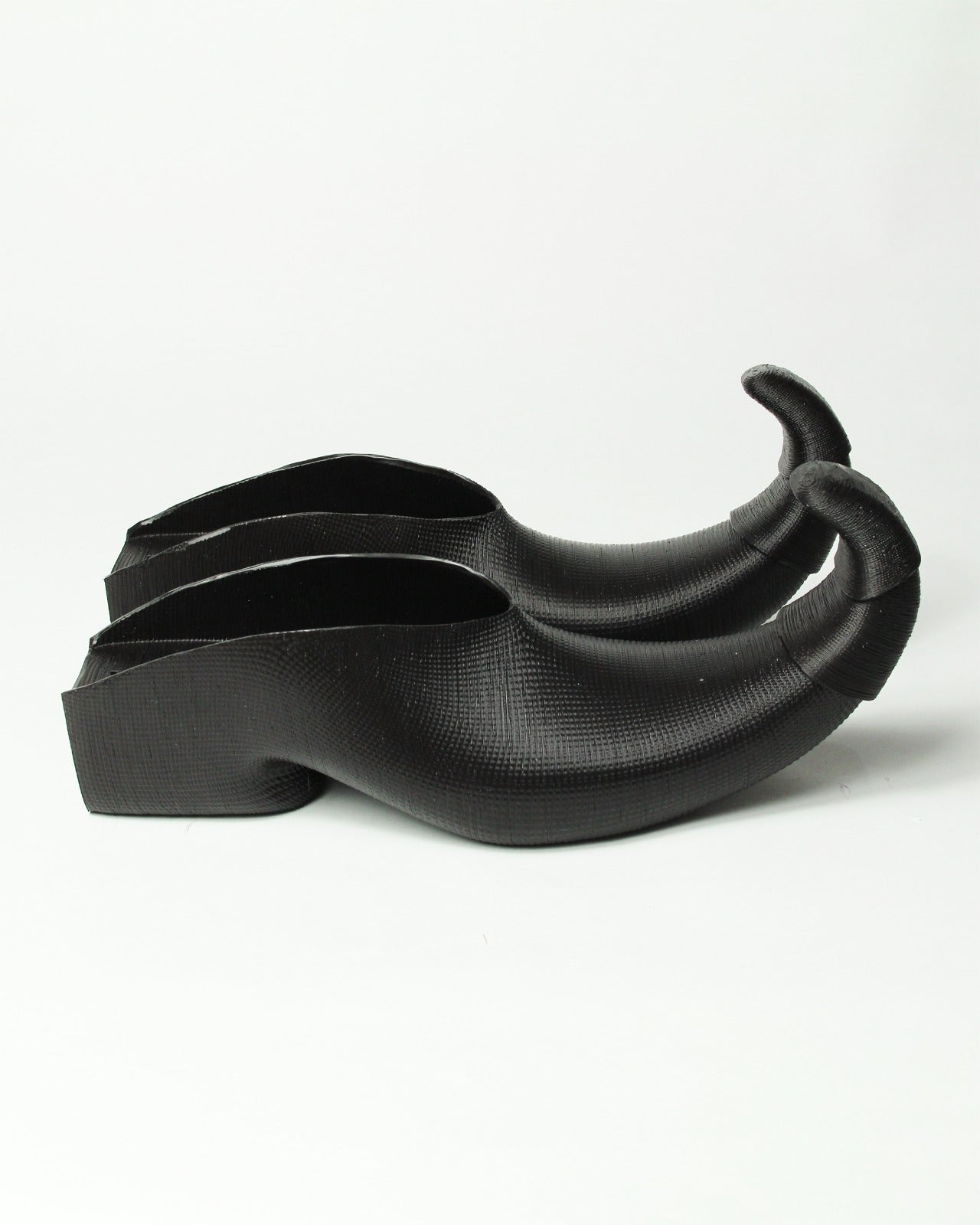 Curled toe mules in black