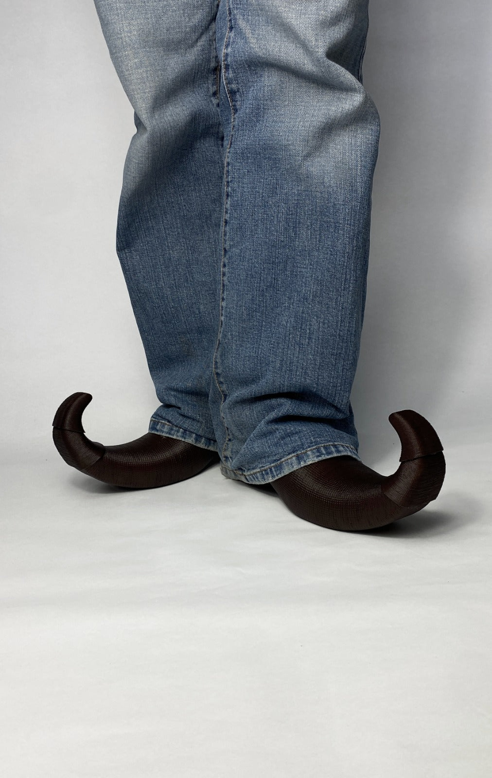 Curled toe mules in dark mahogany