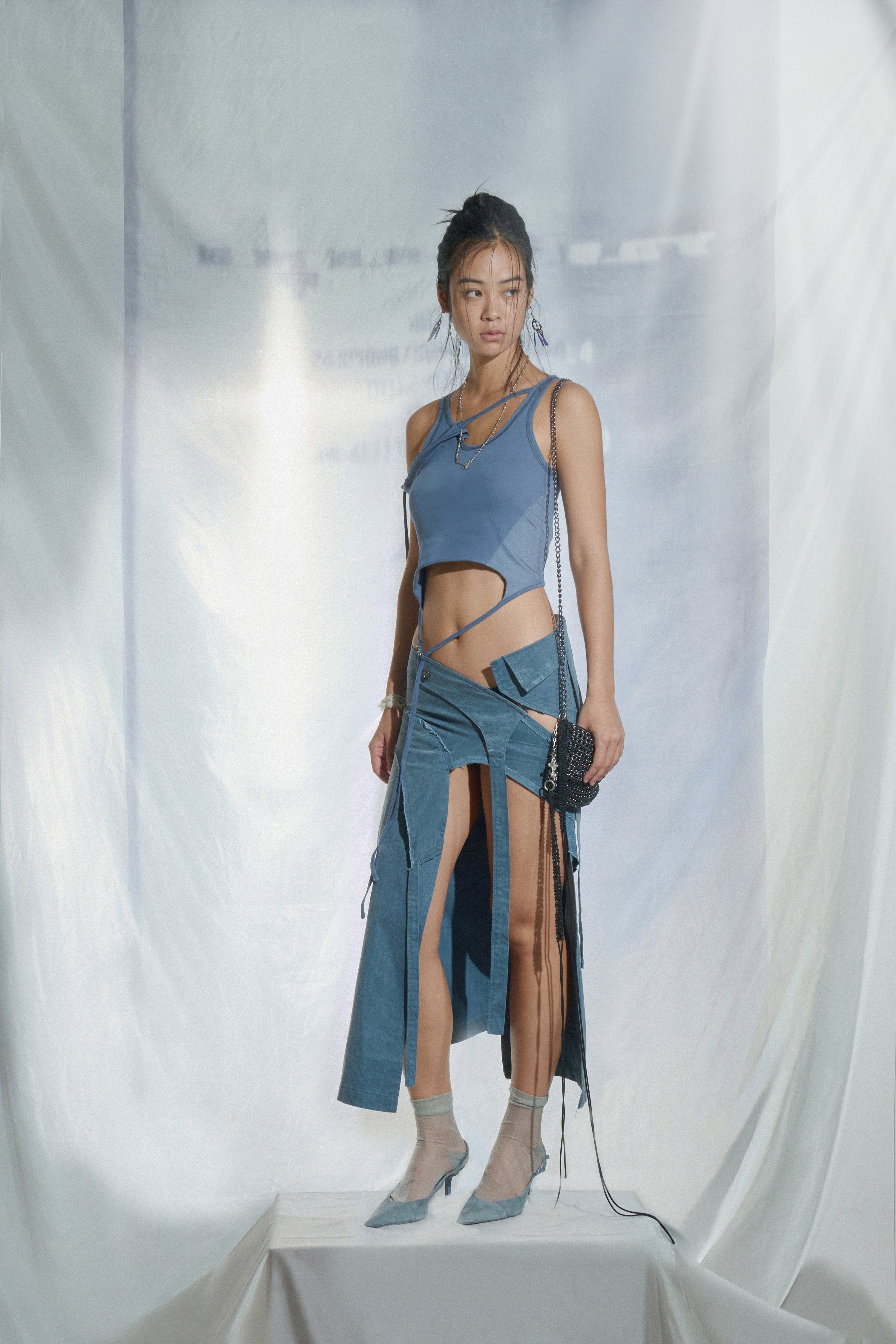 Oblique slit long skirt