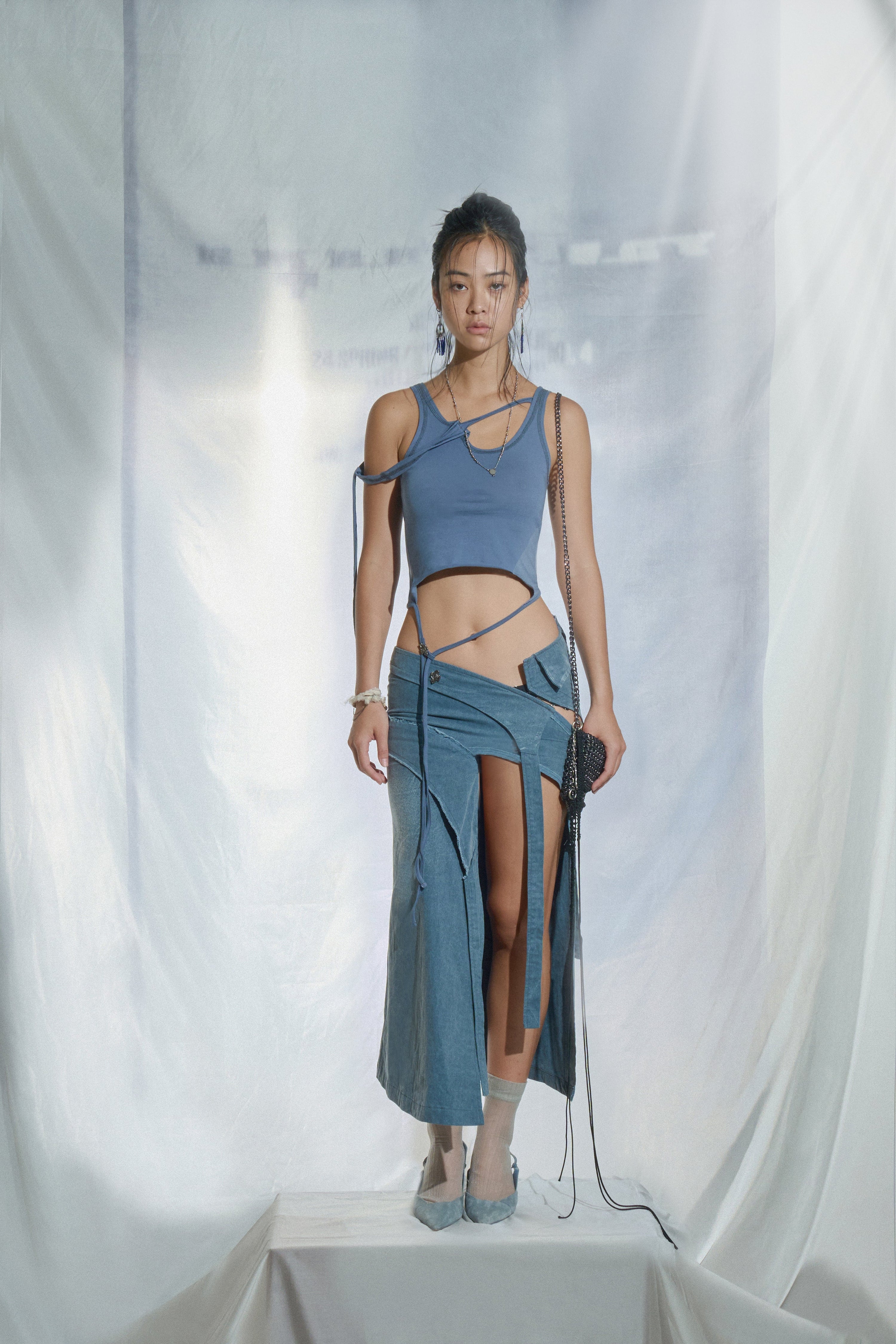 Oblique slit long skirt