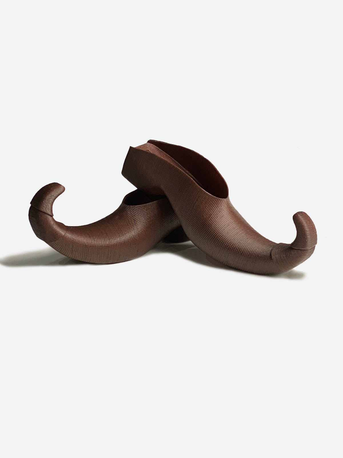 Curled toe mules in chocolate