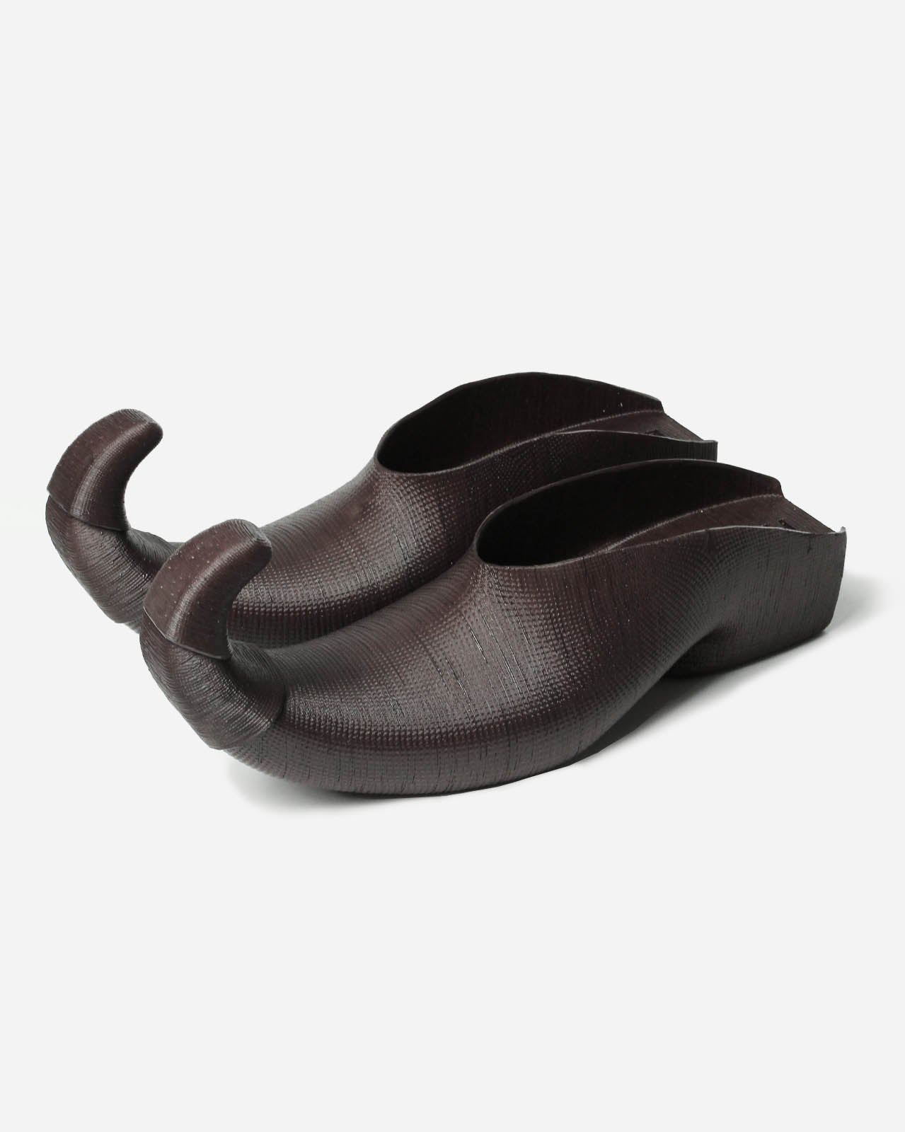 Curled toe mules in dark mahogany