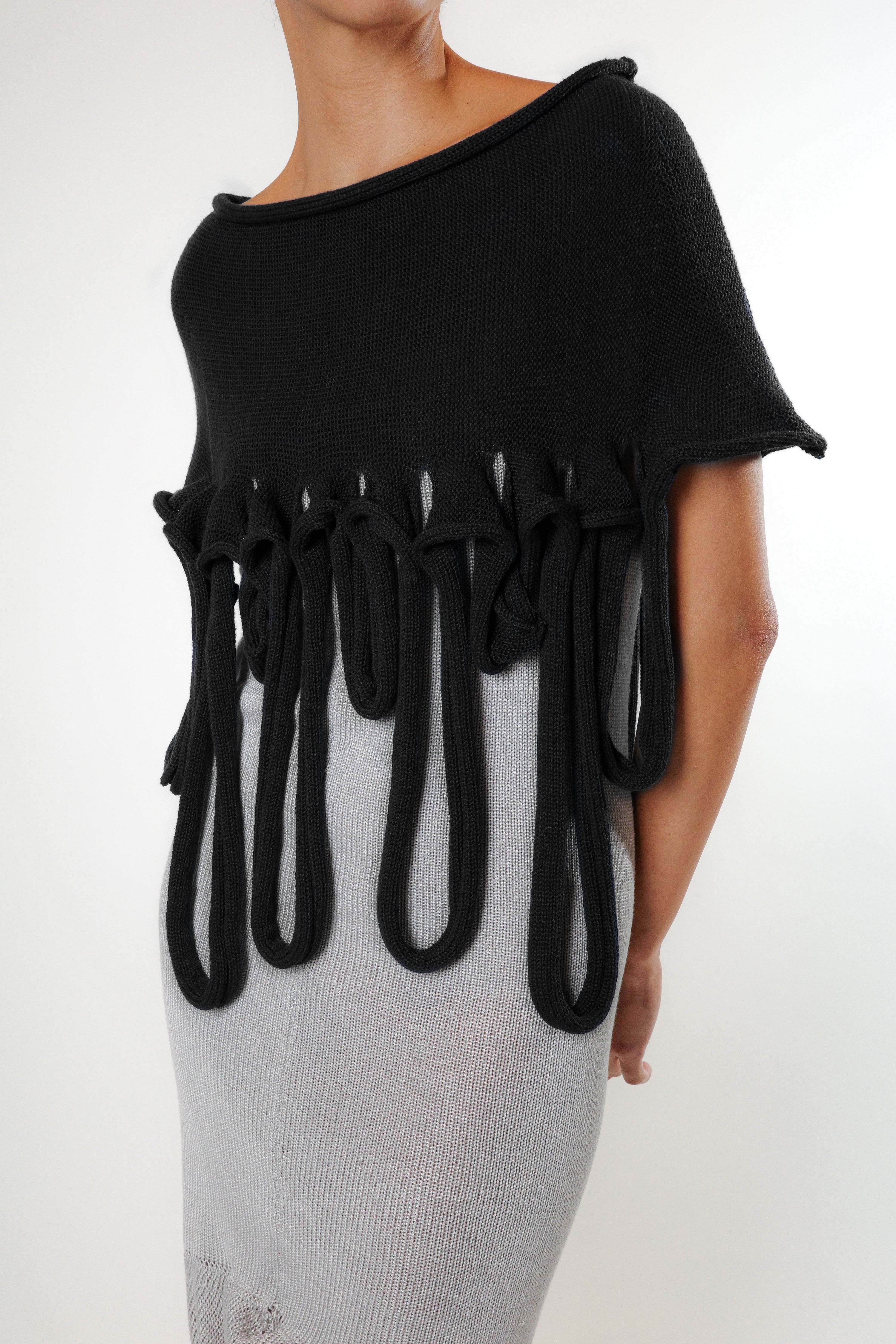 Swiggle poncho (black)